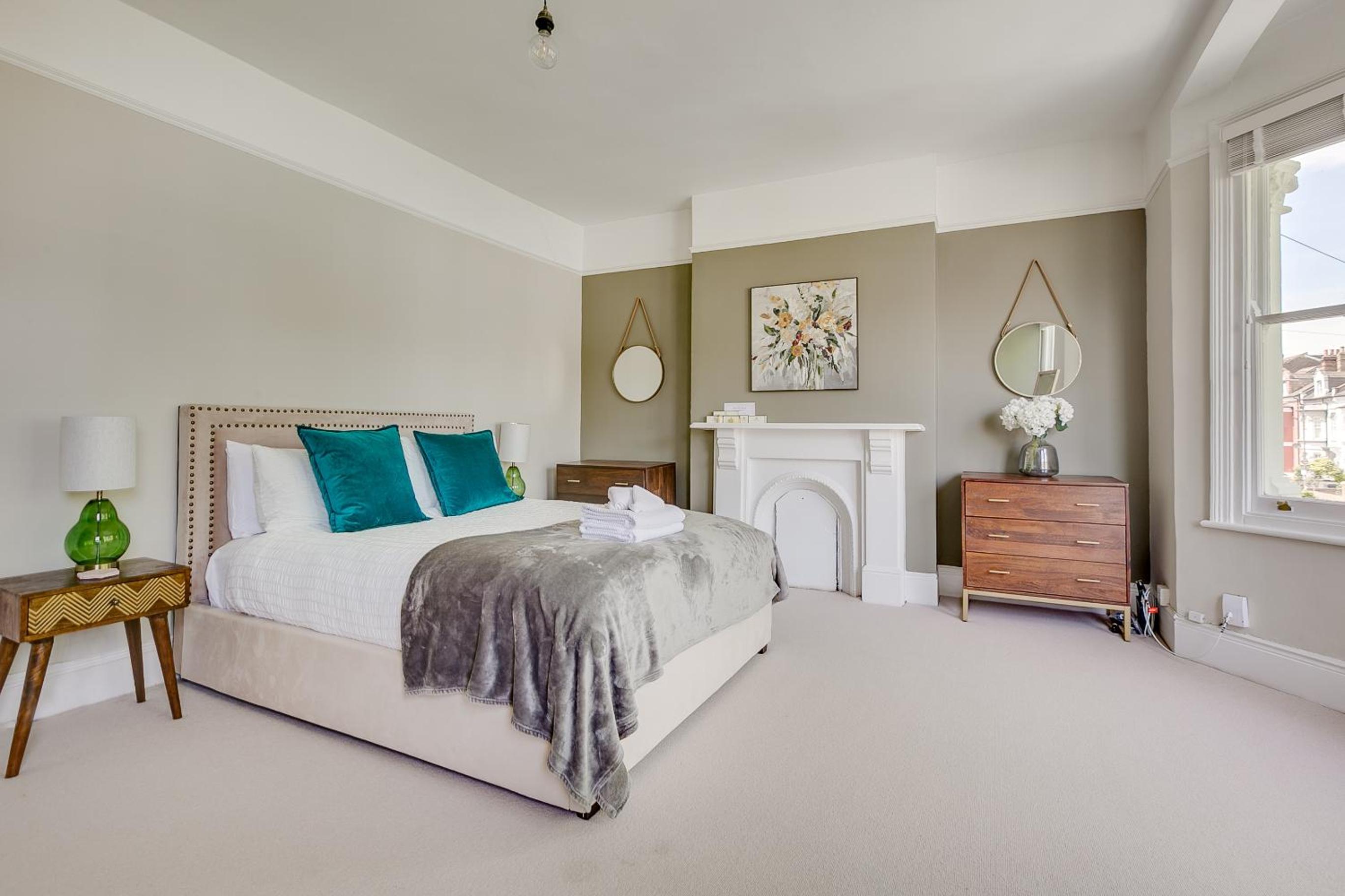 Balham near Tube Victorian House 4 Bedrooms 9 beds