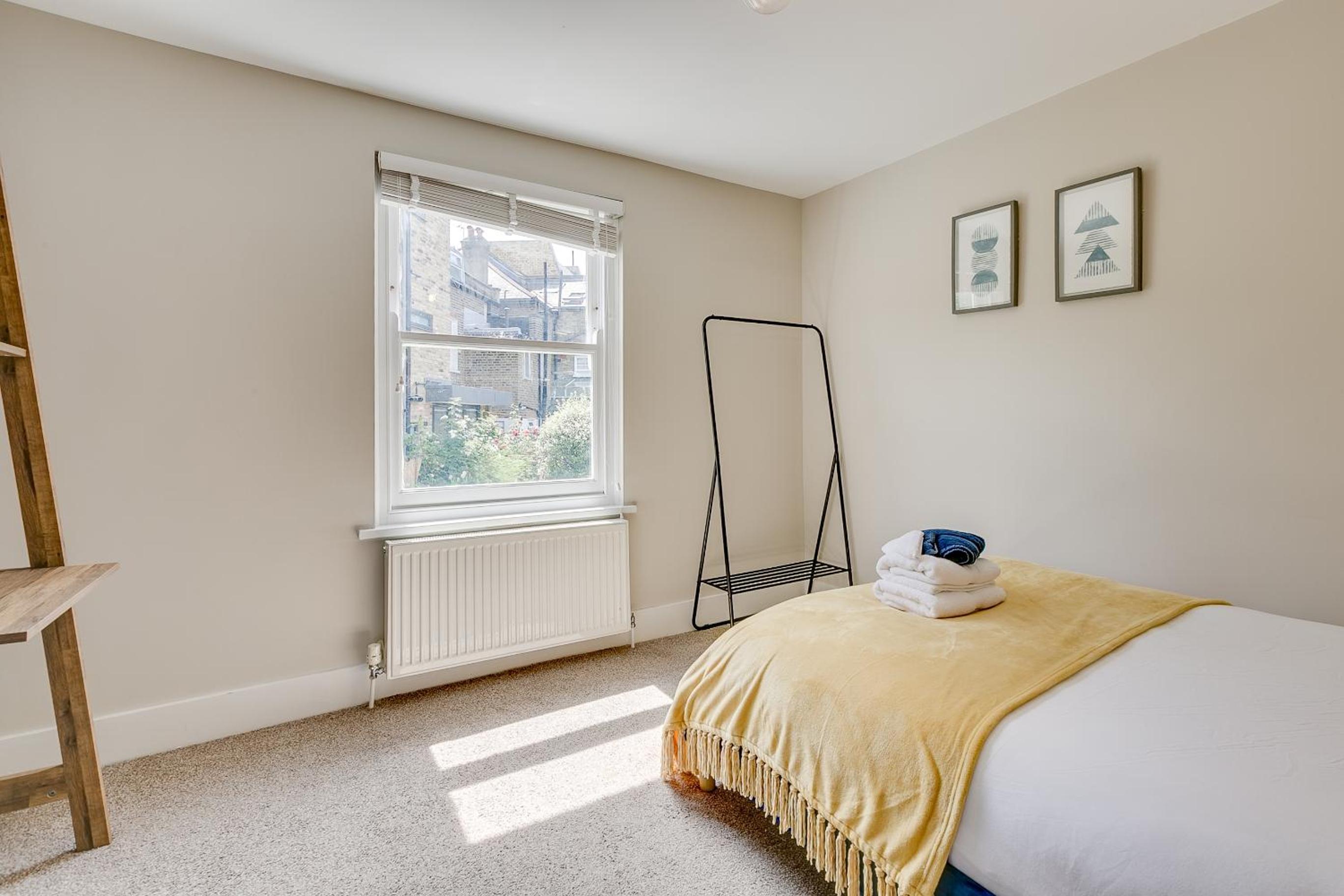 Balham near Tube Victorian House 4 Bedrooms 9 beds