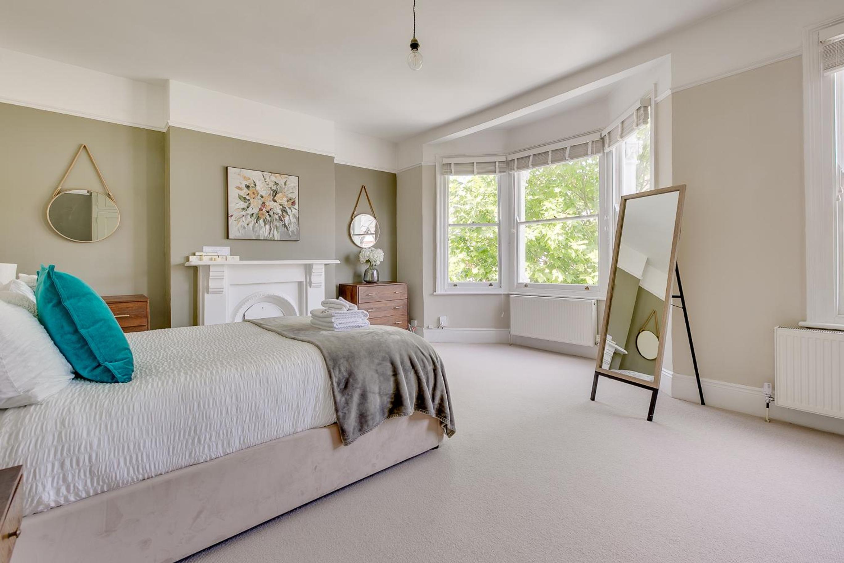 Balham near Tube Victorian House 4 Bedrooms 9 beds