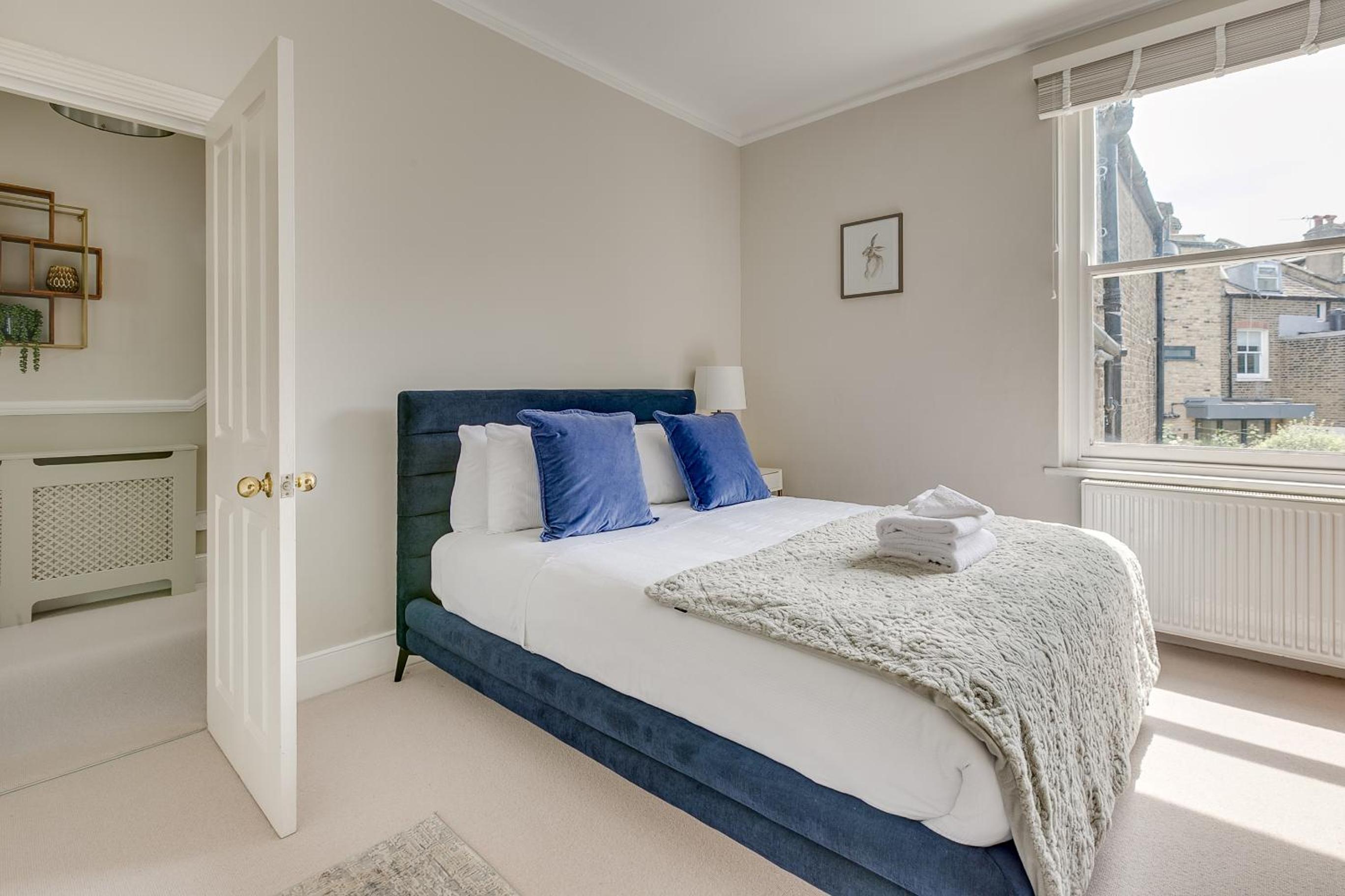 Balham near Tube Victorian House 4 Bedrooms 9 beds