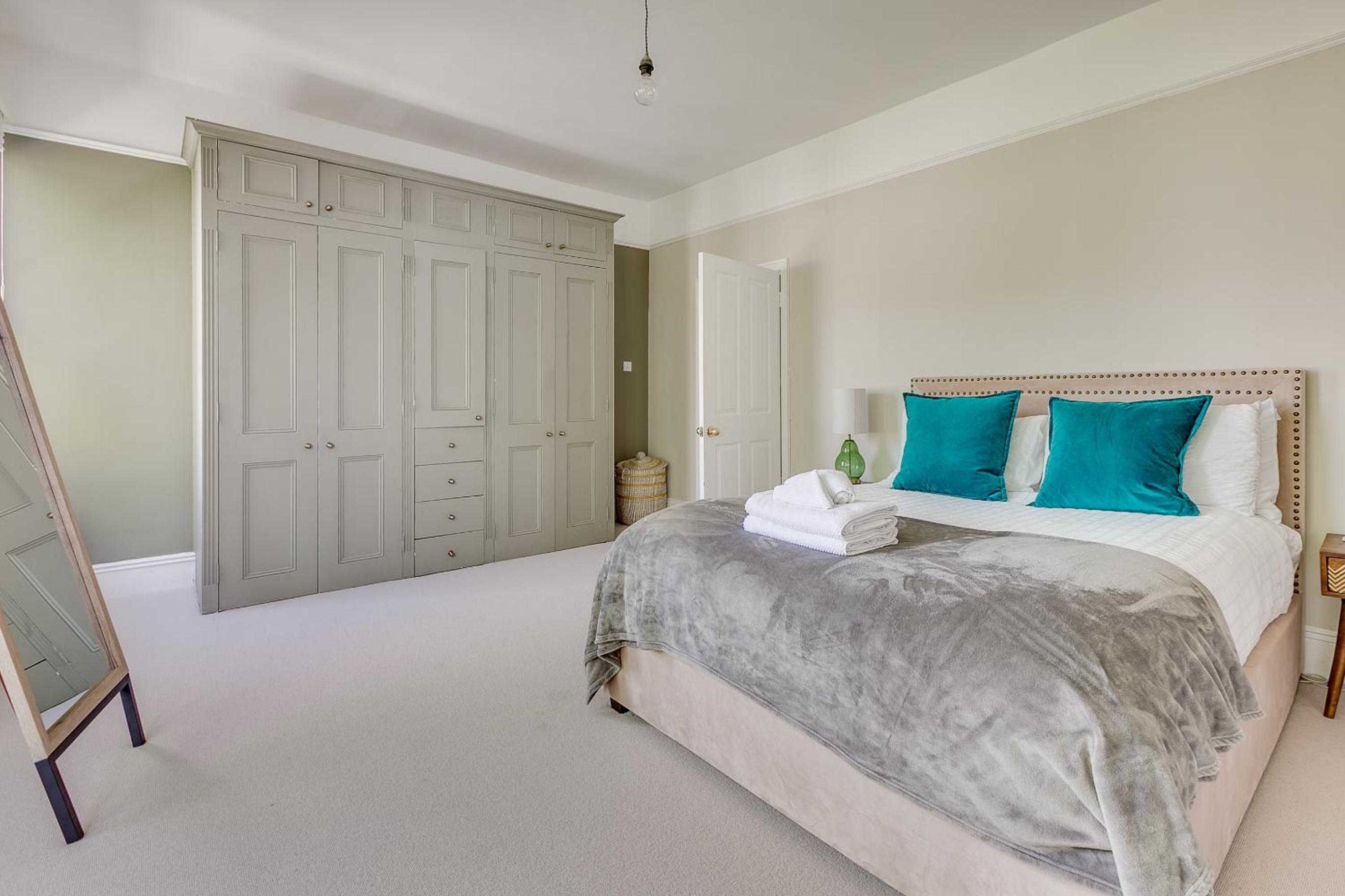 Balham near Tube Victorian House 4 Bedrooms 9 beds
