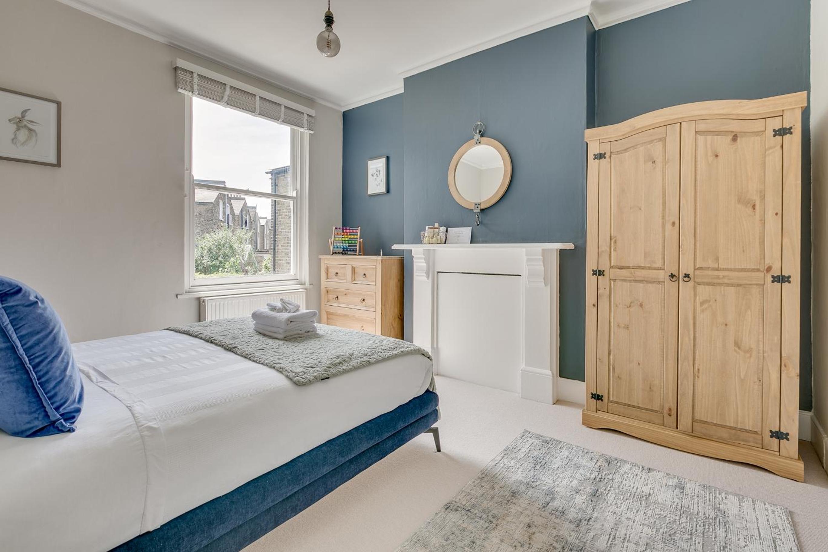 Balham near Tube Victorian House 4 Bedrooms 9 beds