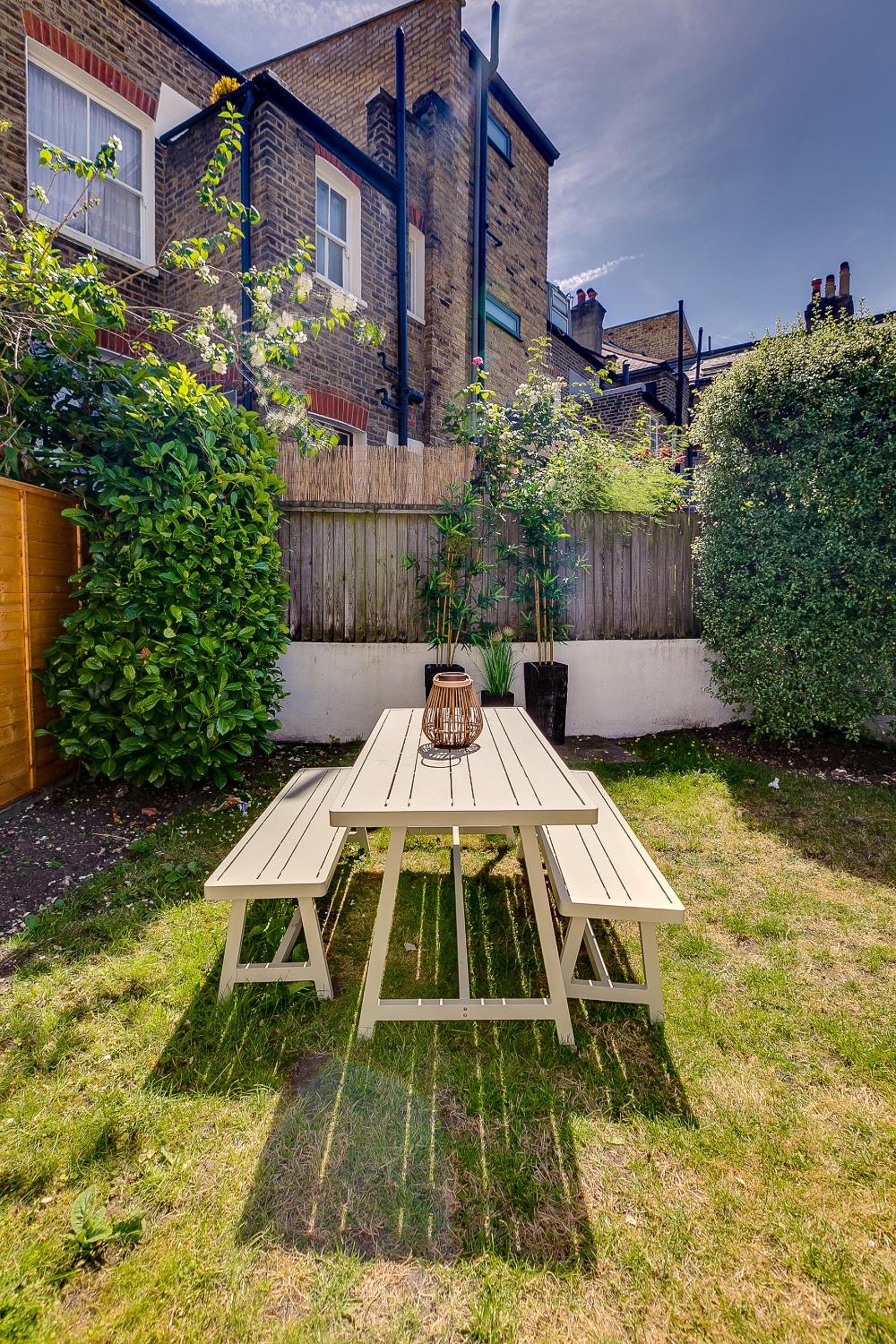 Balham near Tube Victorian House 4 Bedrooms 9 beds