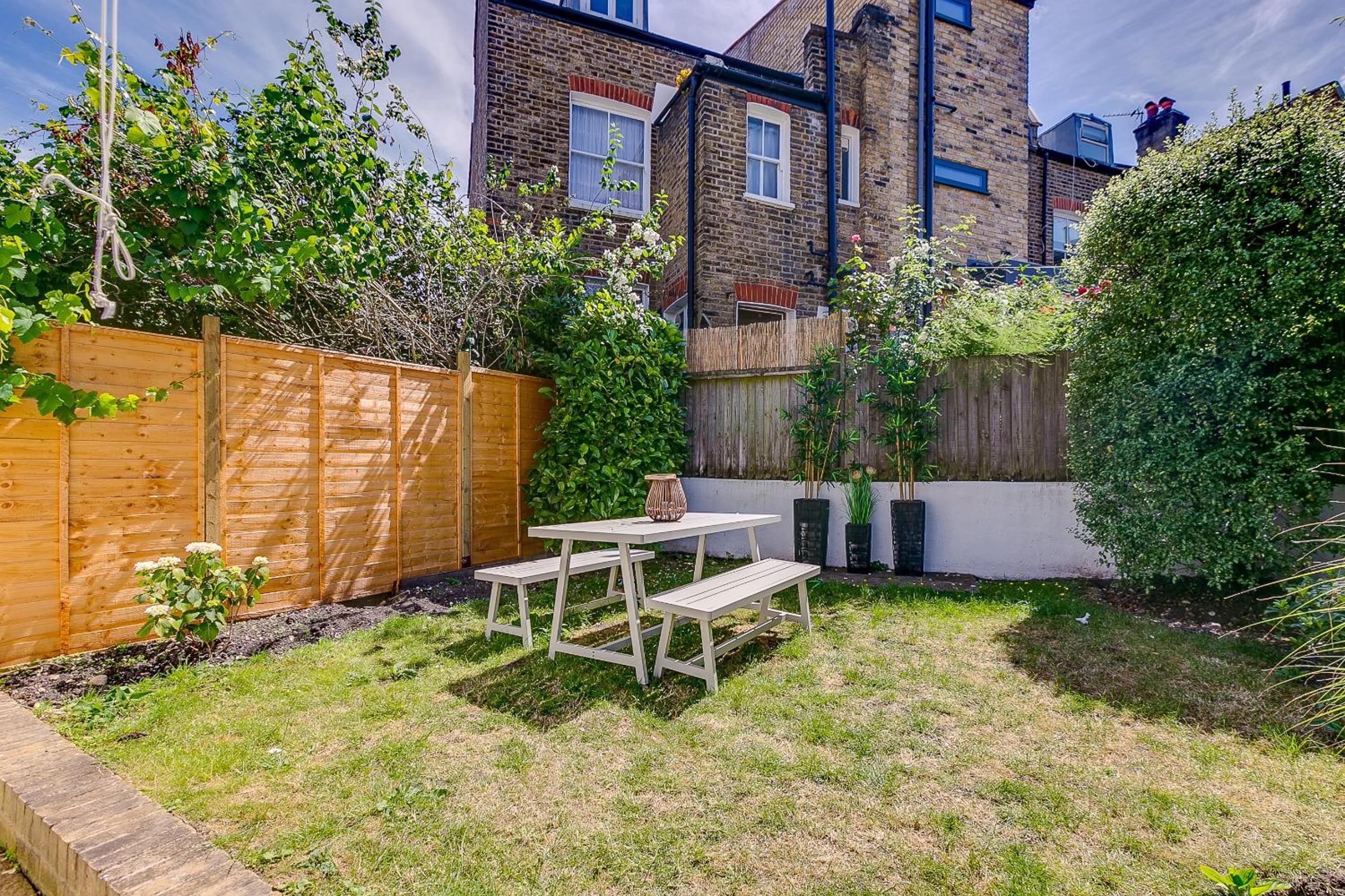 Balham near Tube Victorian House 4 Bedrooms 9 beds