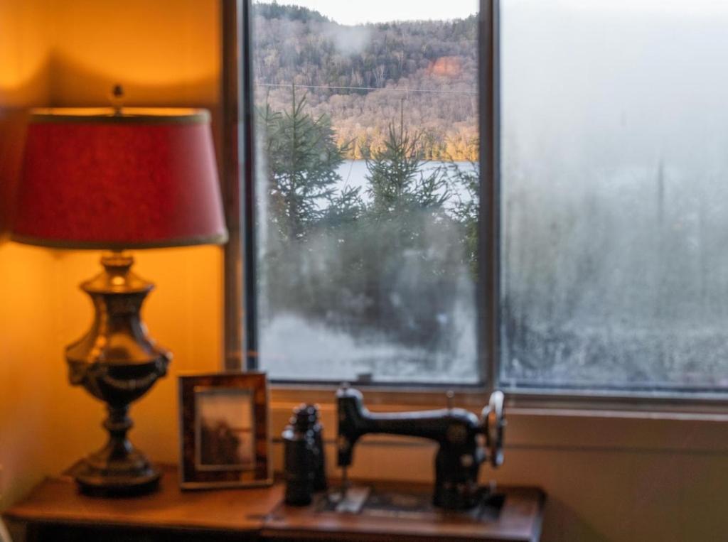 Cozy Winter Kabin + Hot Tub & Firepit