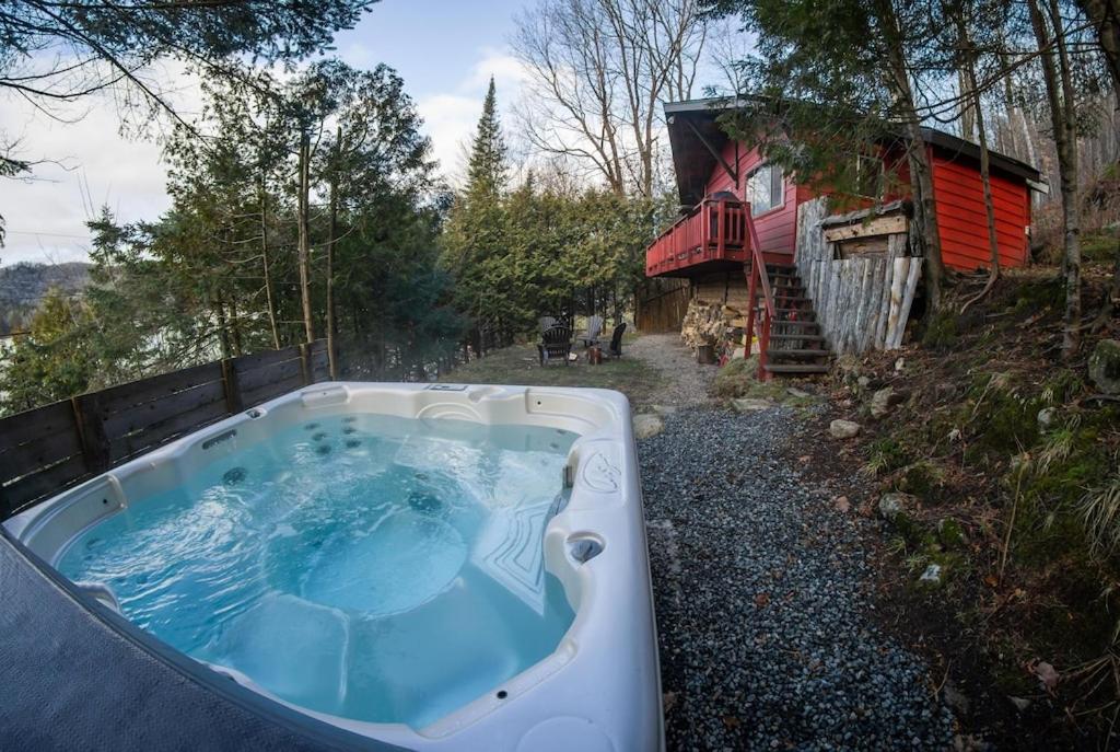 Cozy Winter Kabin + Hot Tub & Firepit