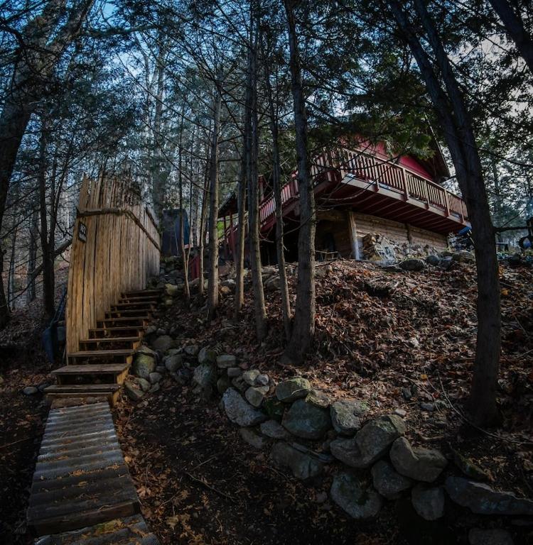 Cozy Winter Kabin + Hot Tub & Firepit