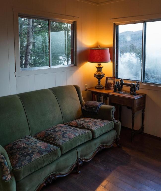 Cozy Winter Kabin + Hot Tub & Firepit