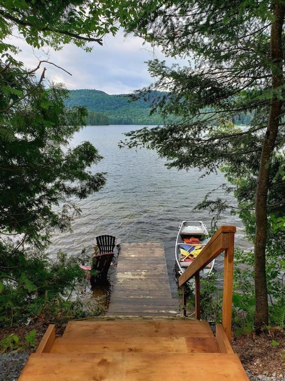 Cozy Winter Kabin + Hot Tub & Firepit