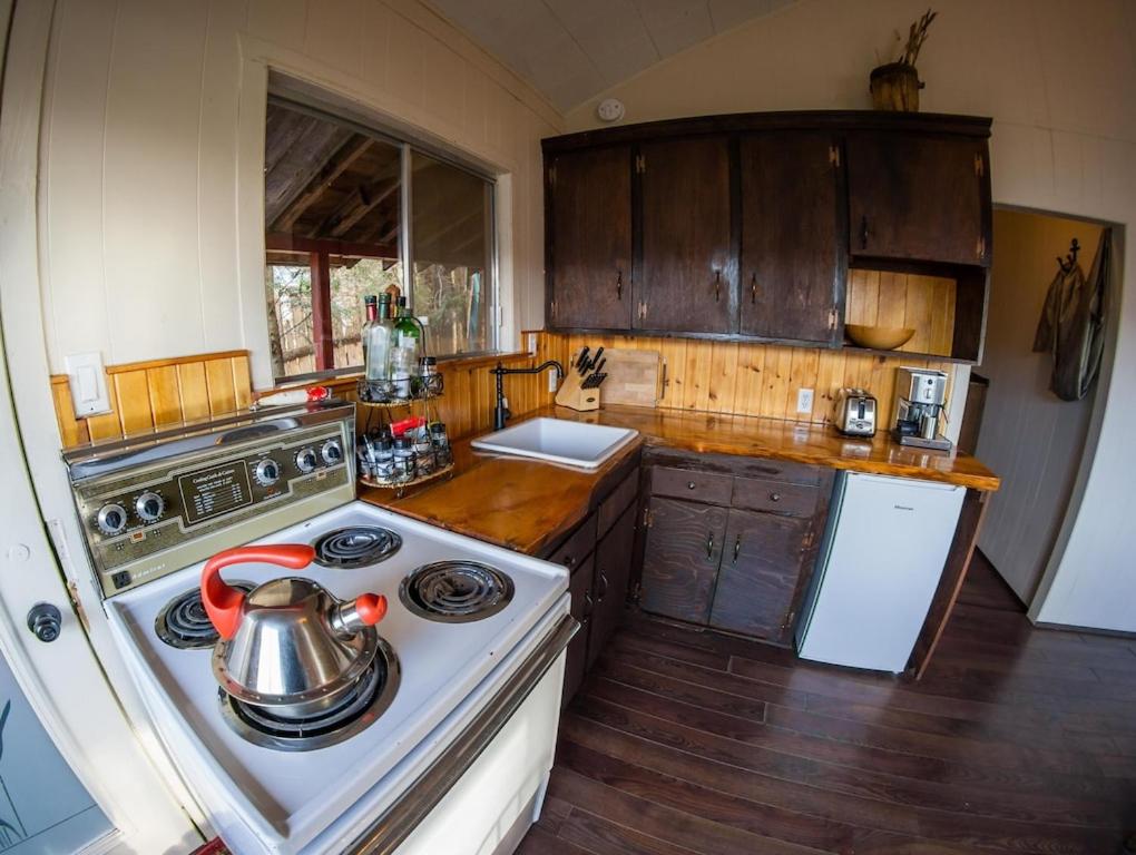 Cozy Winter Kabin + Hot Tub & Firepit