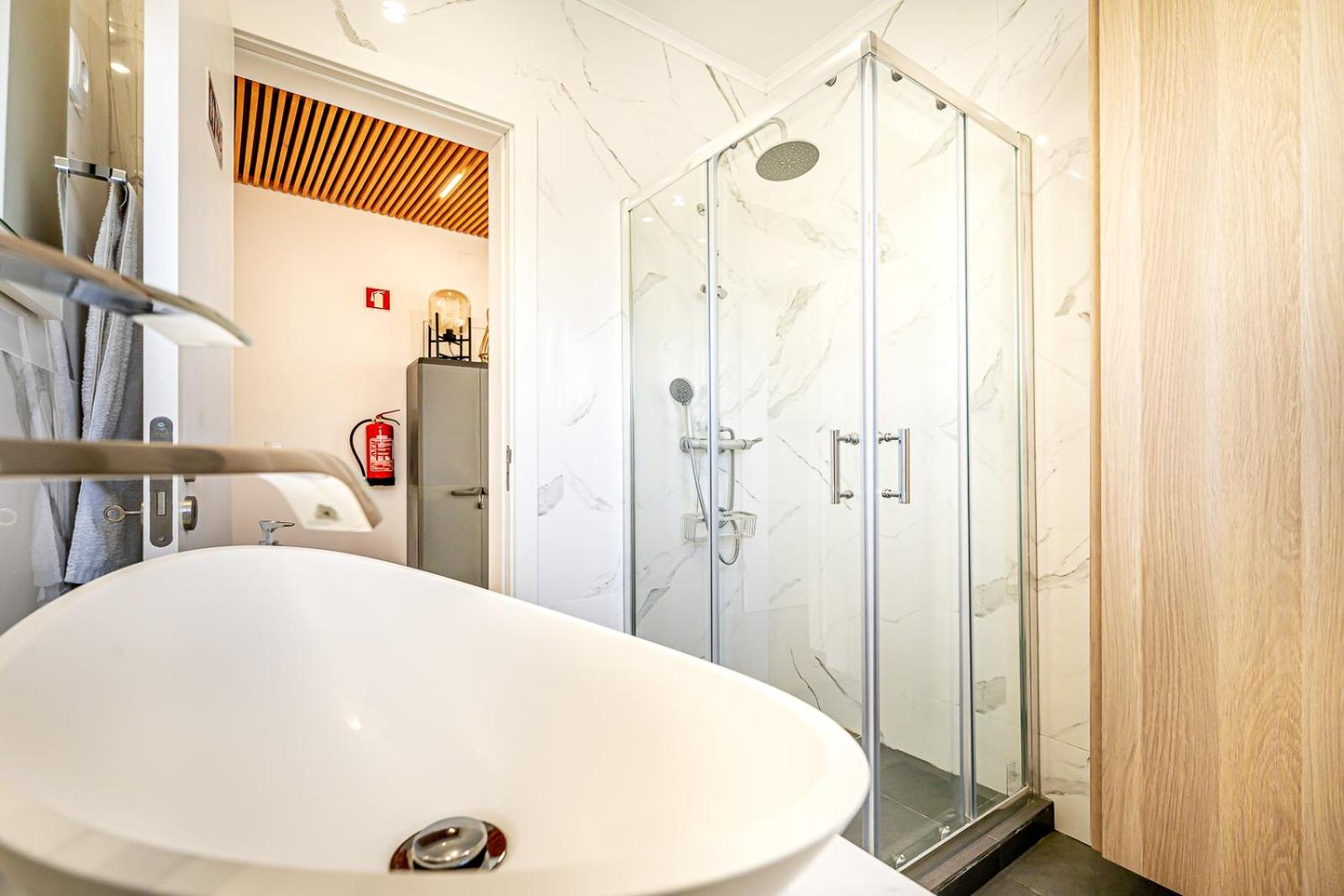 Two bedroom apartment close to train station by Lisbon with Sintra view 3