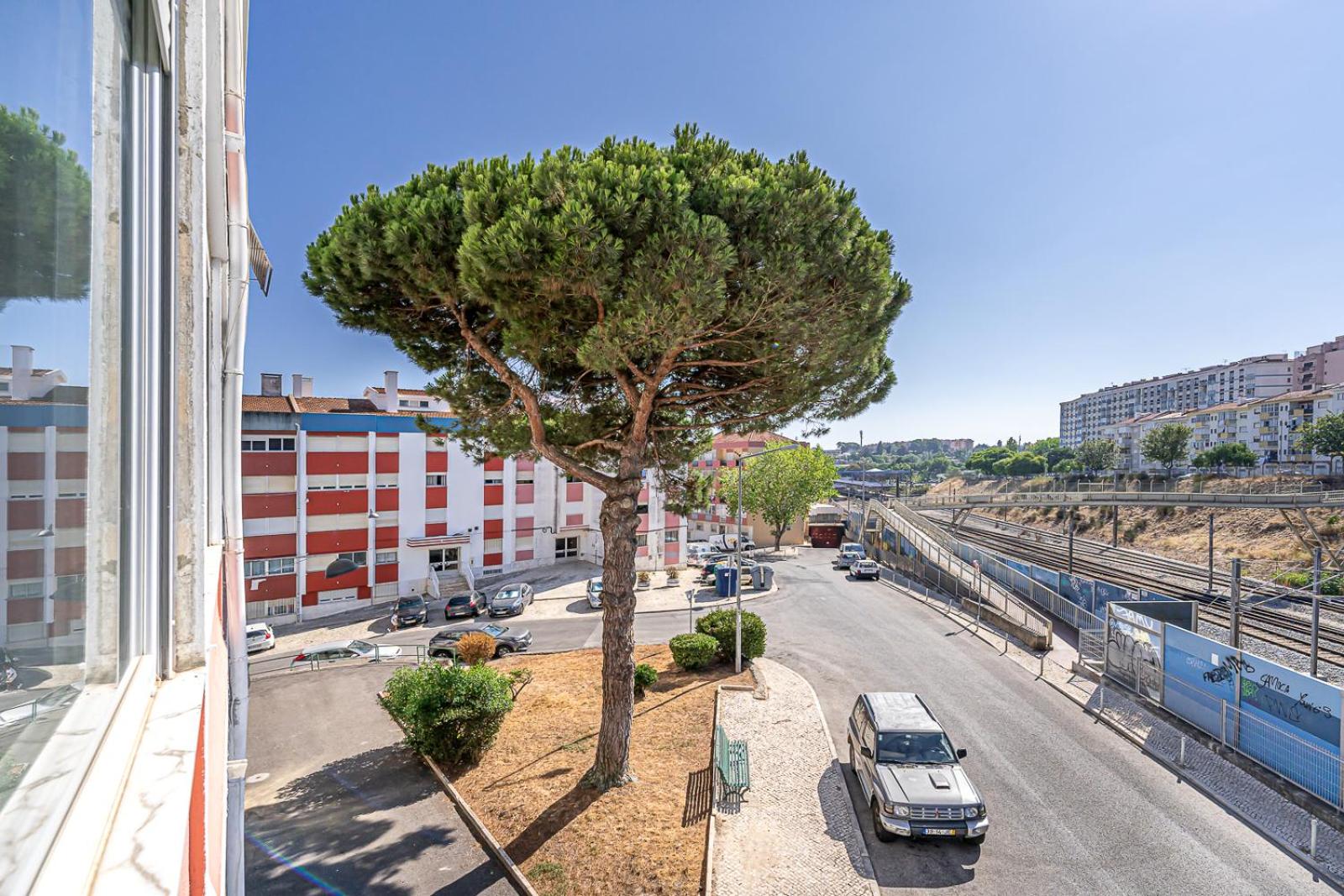 Two bedroom apartment close to train station by Lisbon with Sintra view 5