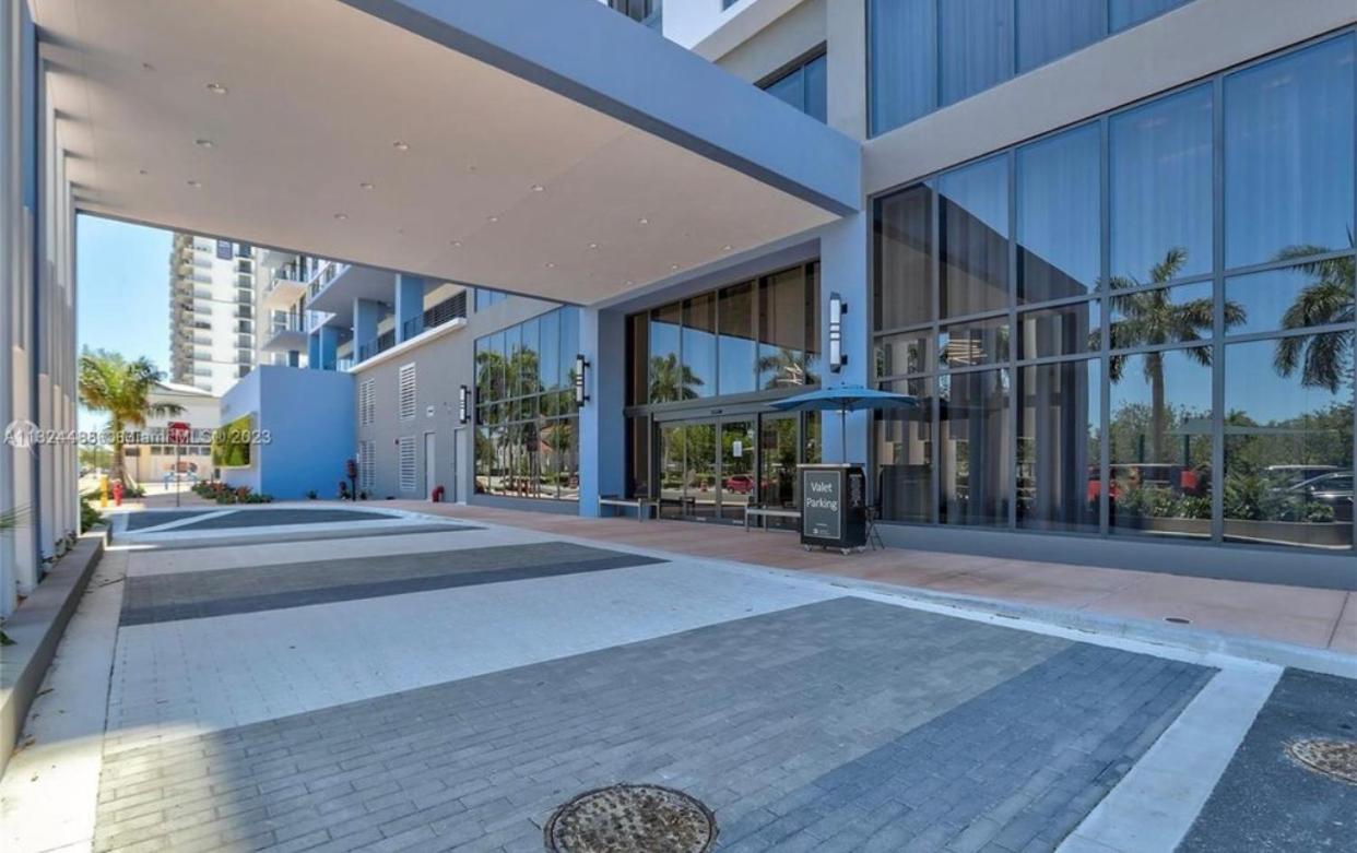 5350 Park inn Suite