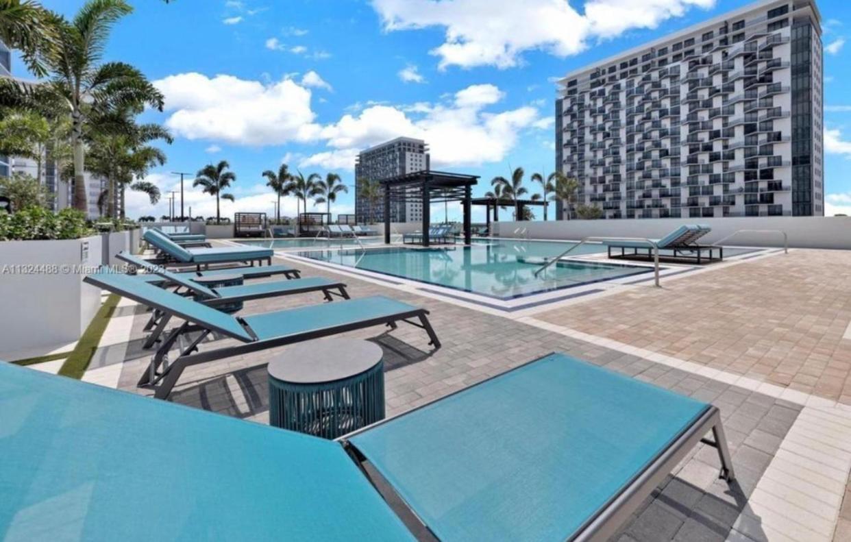 5350 Park inn Suite