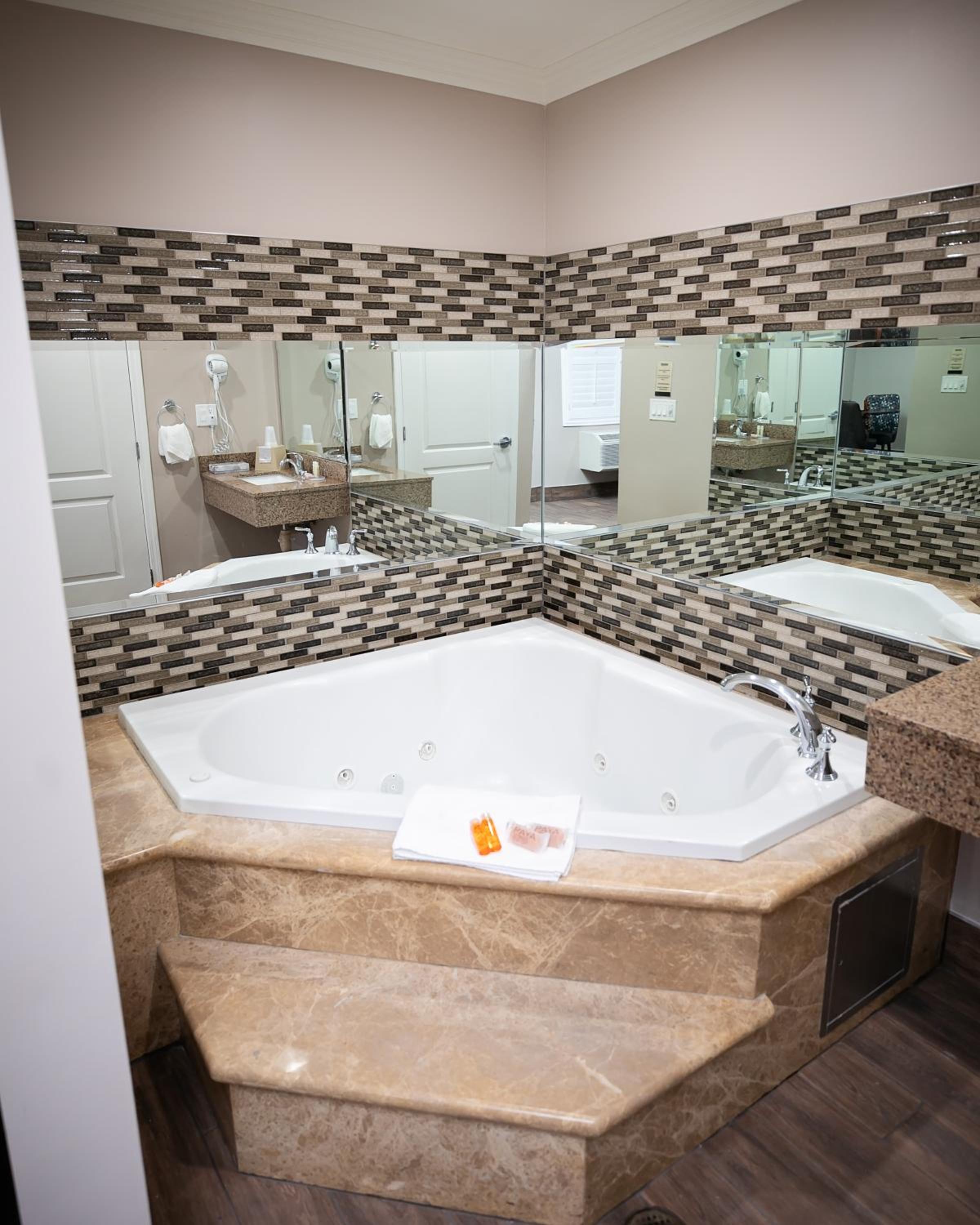 Diamond Bell Inn & Suites