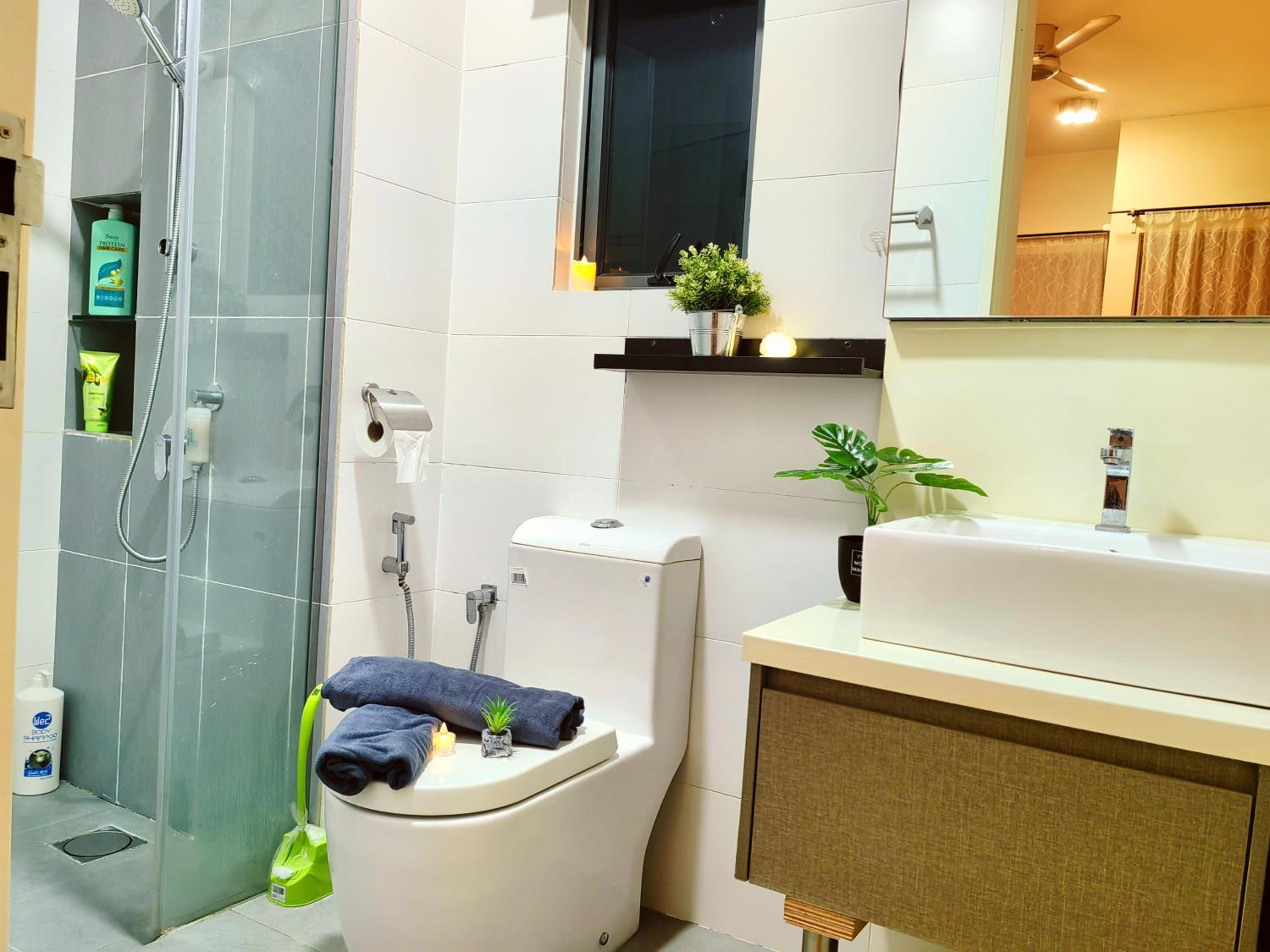 Petalz Luxury Suite 10Pax MID VALLEY OLD KLANG ROAD OUG KLANG LAMA KL