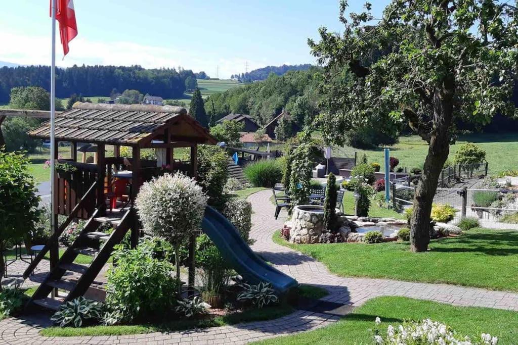 Appartement mit Alpensicht, beheiztem Pool, Garten