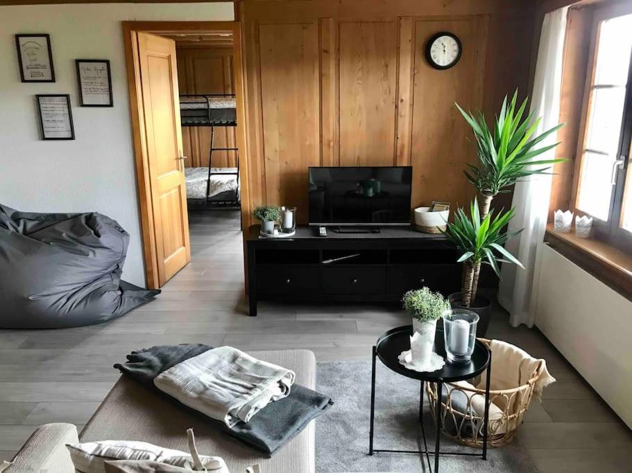 Appartement mit Alpensicht, beheiztem Pool, Garten