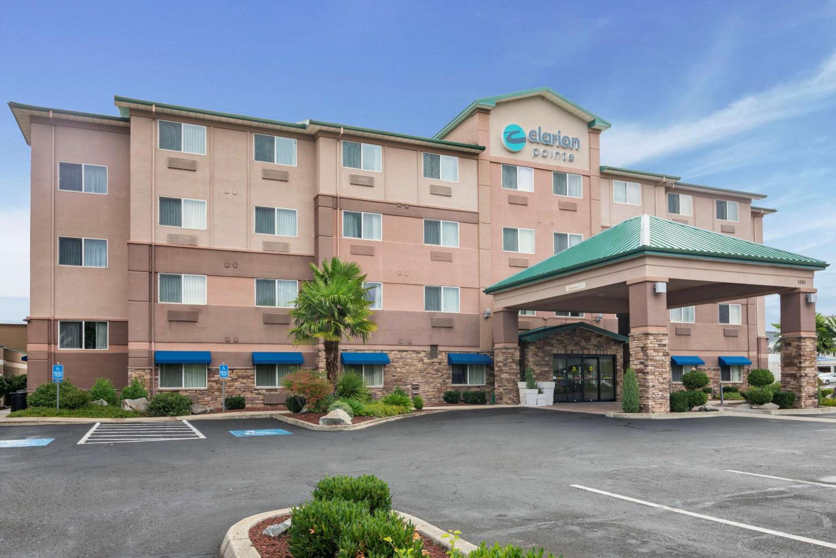 Hotel Clarion Pointe Medford - Image 1