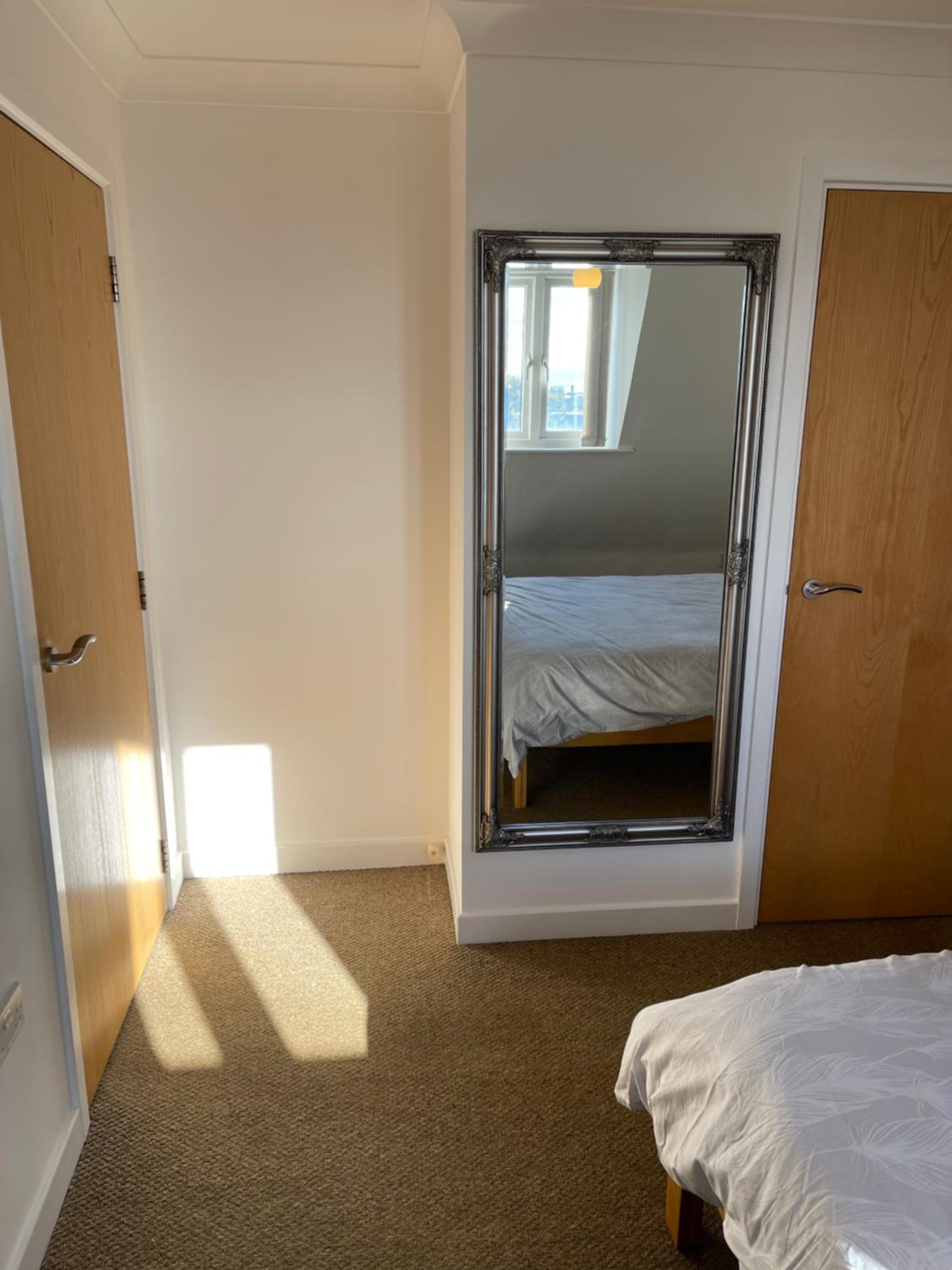 Lovely, Sleeps 6, 2 Baths, Riverside Views, Parking, Central GY view 3
