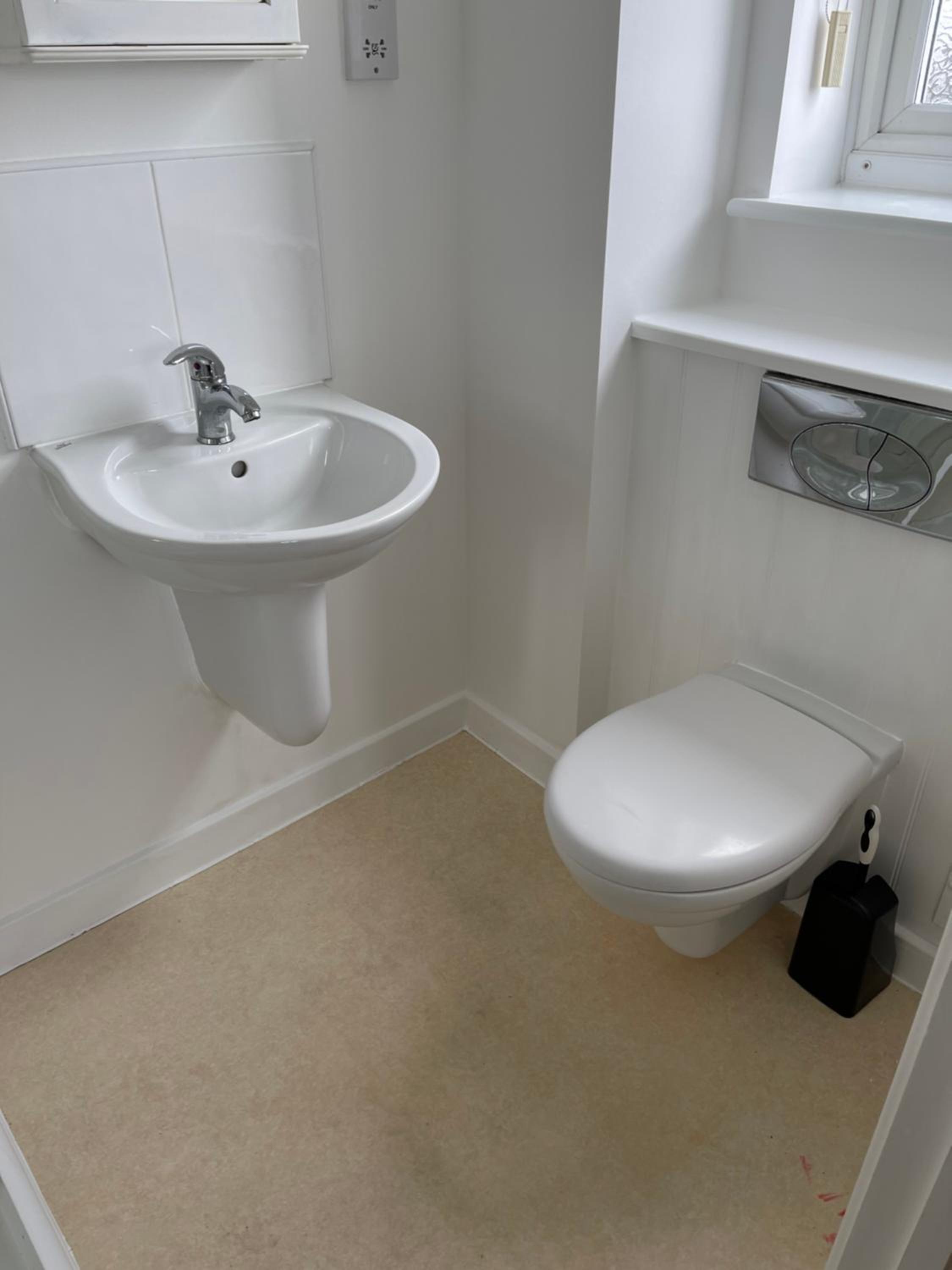 Lovely, Sleeps 6, 2 Baths, Riverside Views, Parking, Central GY view 4