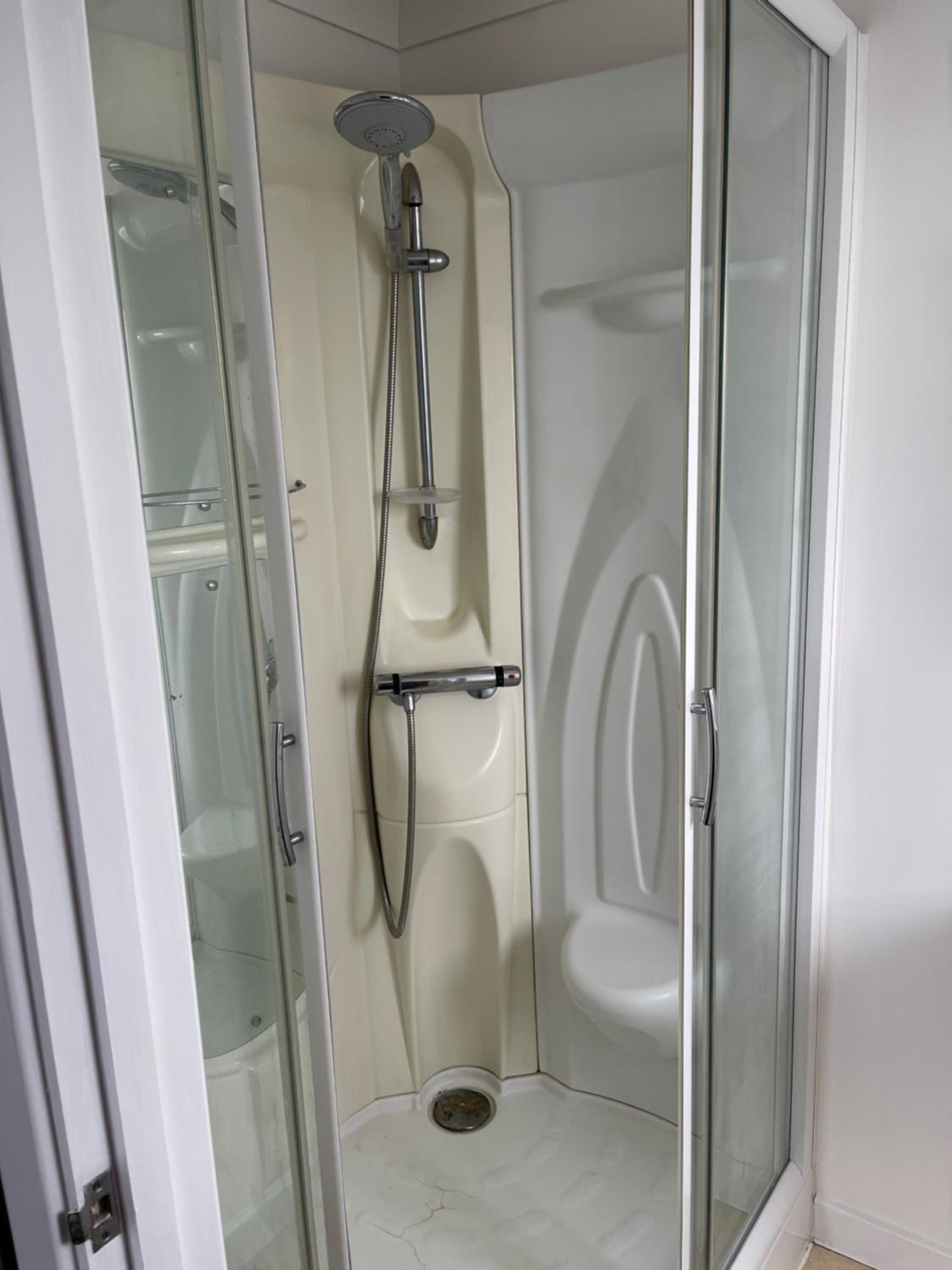 Lovely, Sleeps 6, 2 Baths, Riverside Views, Parking, Central GY view 5