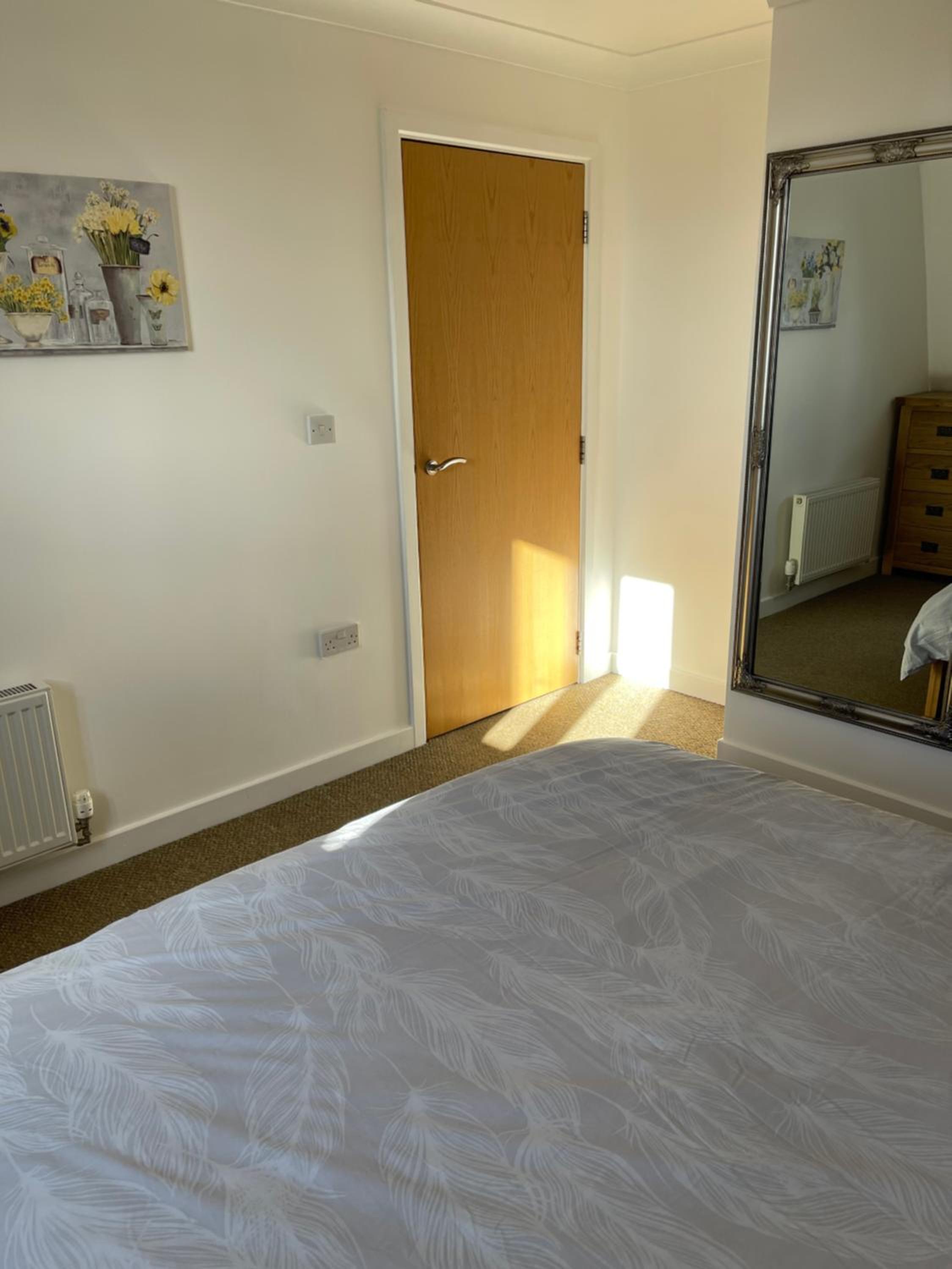 Lovely, Sleeps 6, 2 Baths, Riverside Views, Parking, Central GY view 2