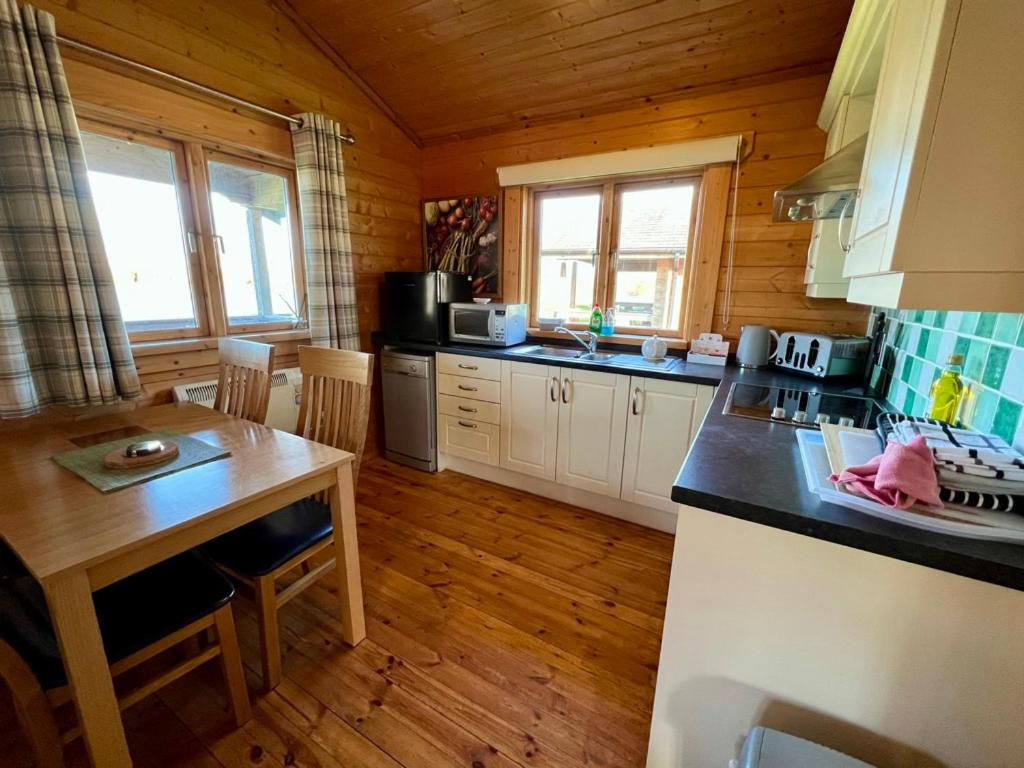 Reeds Lodge, Lake Pochard view 3