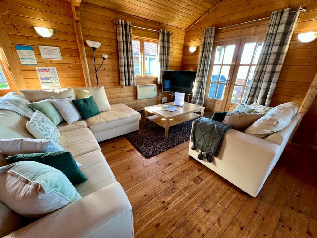 Reeds Lodge, Lake Pochard view 2