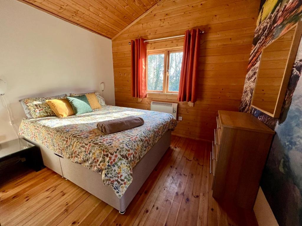 Reeds Lodge, Lake Pochard view 4