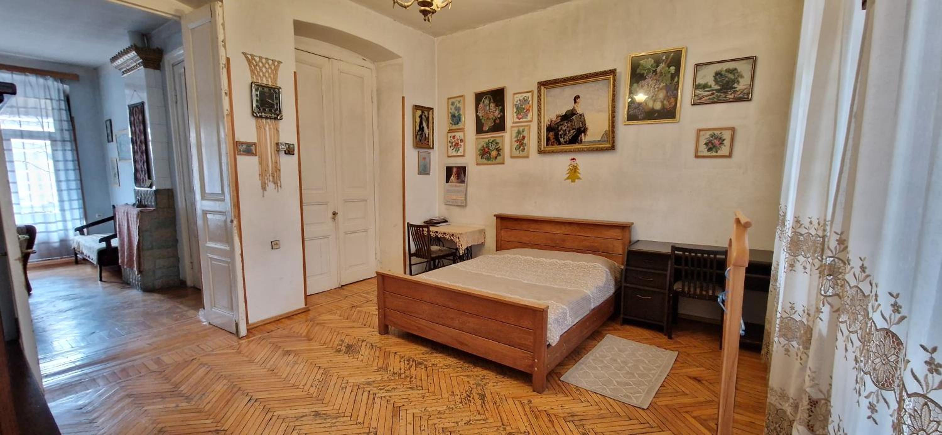 Beautiful 2-room apartment hosted by a Georgian Artist view 4