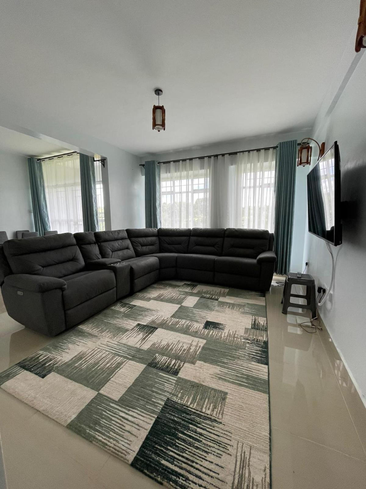Zoe Homes 1br and 2br Apartment Greypoint 406 view 5