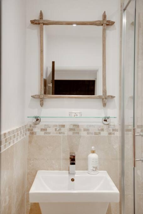 Princes Villa - large fully Self Contained Flat, 5 minutes from the sea view 2