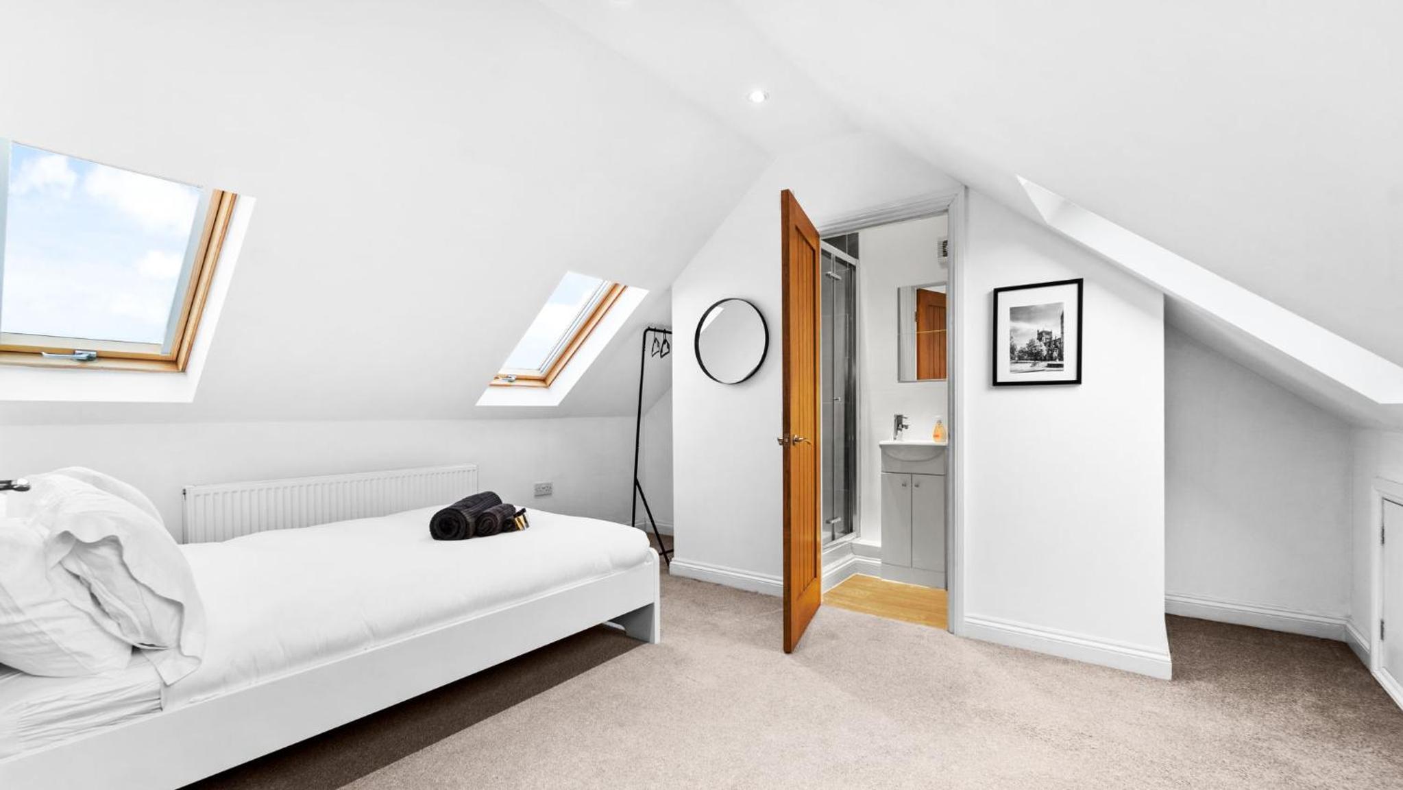 Large 5Bed Town House-Sleeps 9-By FabAccommodation view 5