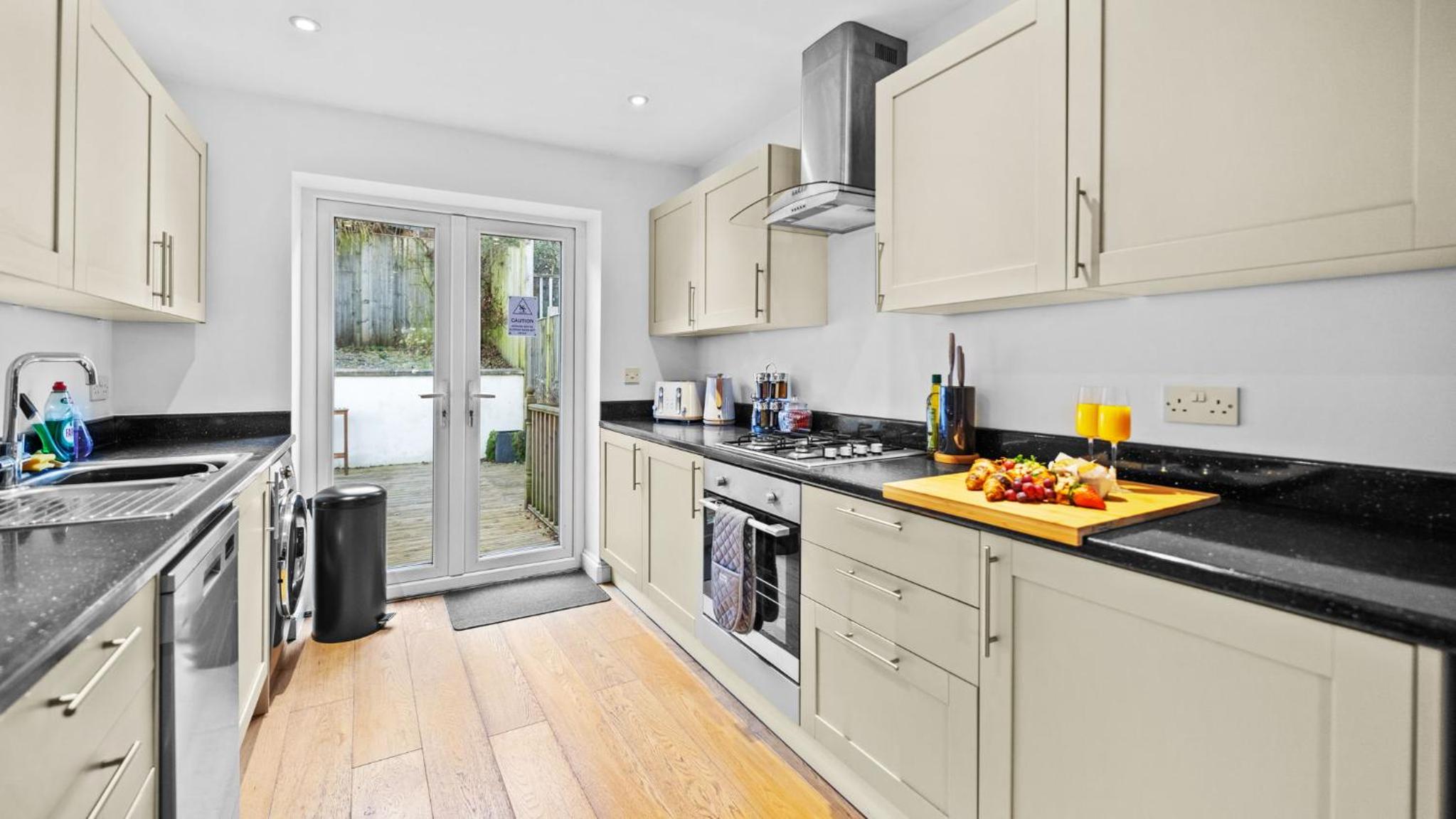 Large 5Bed Town House-Sleeps 9-By FabAccommodation view 4