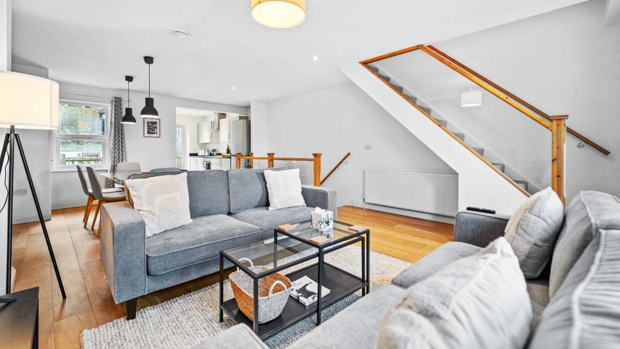 Large 5Bed Town House-Sleeps 9-By FabAccommodation view 3