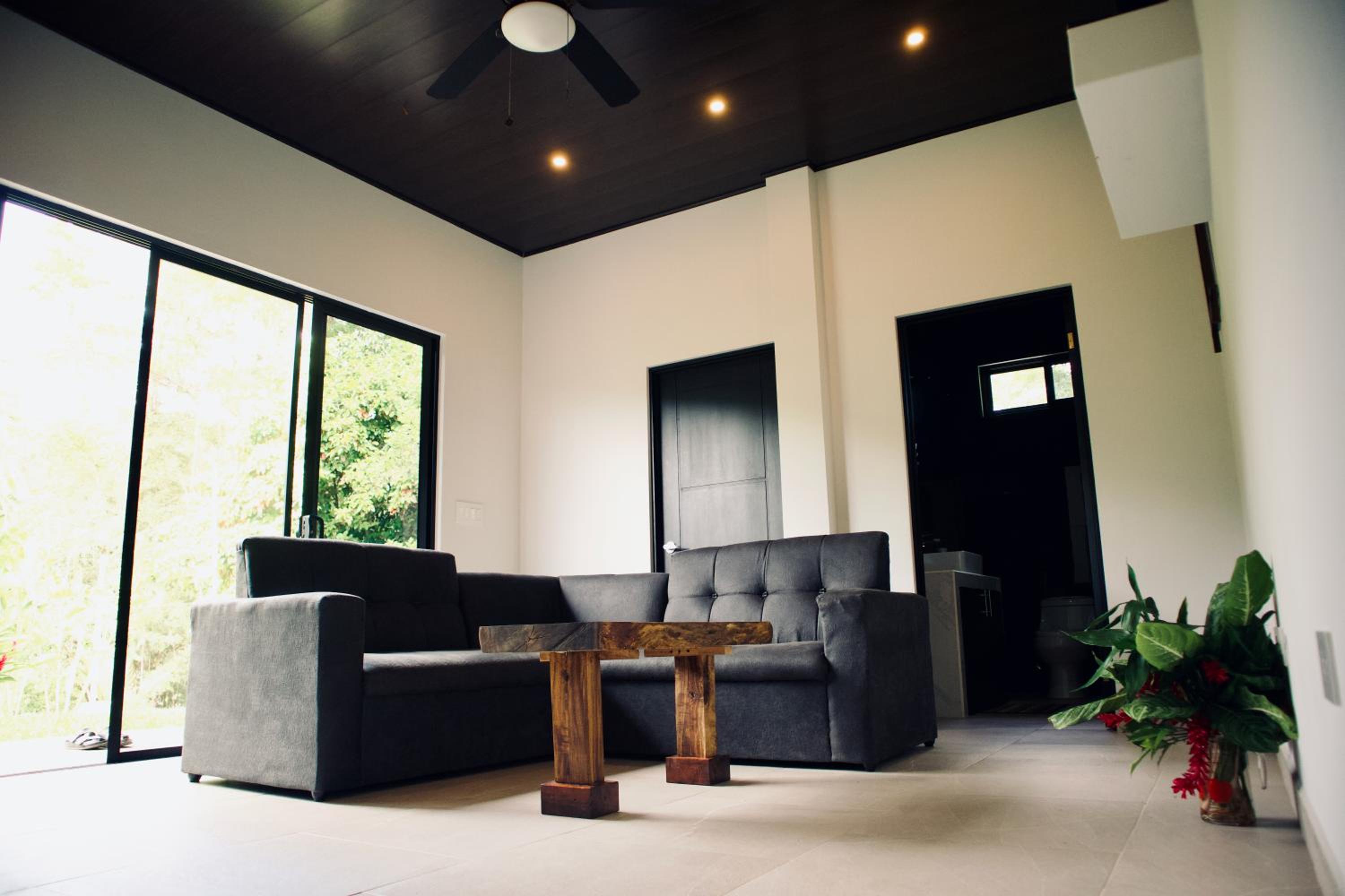Jungle Home with King Beds -5 Minutes from the Beach