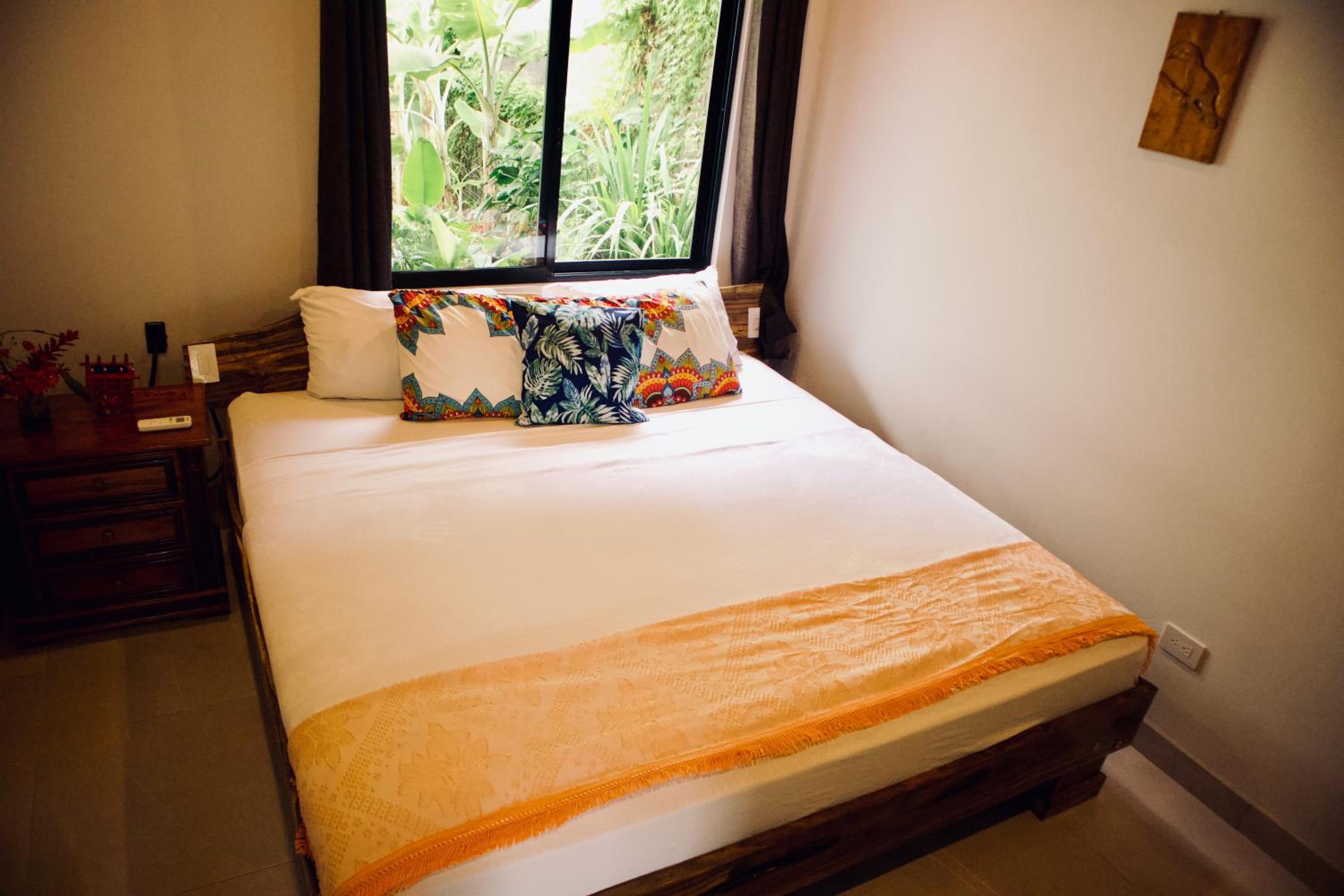 Jungle Home with King Beds -5 Minutes from the Beach