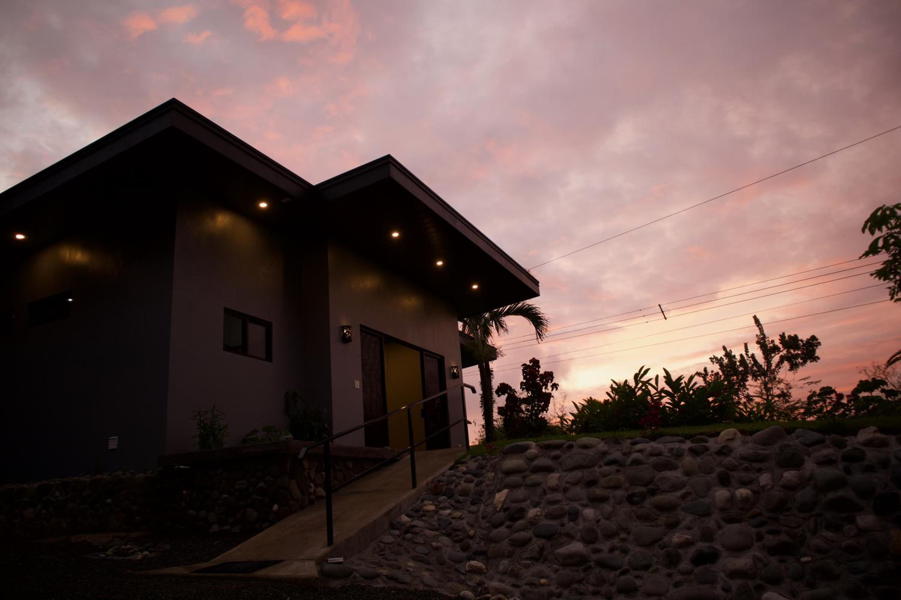 Jungle Home with King Beds -5 Minutes from the Beach