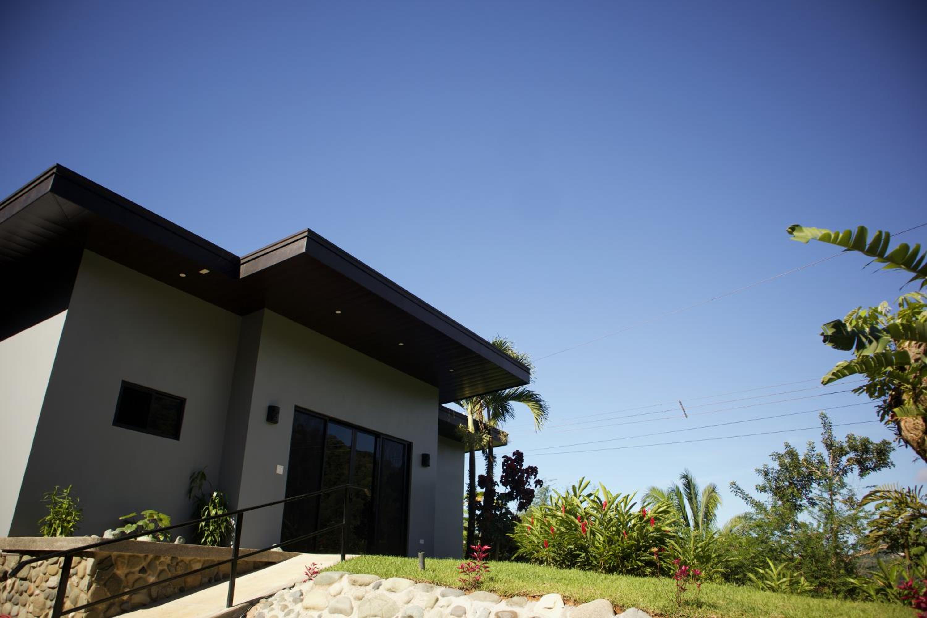 Jungle Home with King Beds -5 Minutes from the Beach