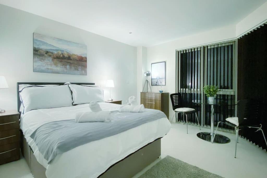 Two Bedroom Luxury Apt with film style