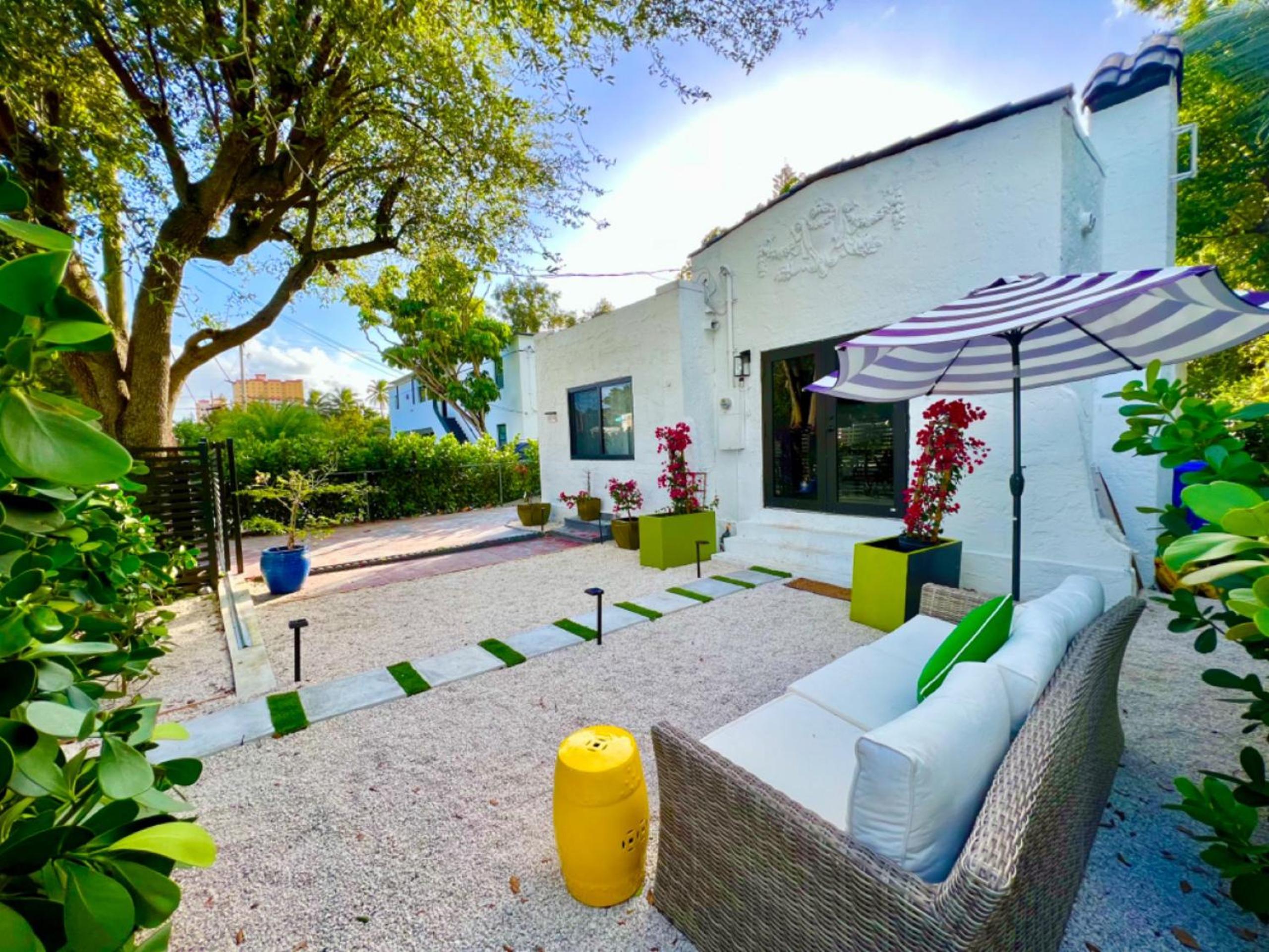 3 Seasons at the Carrington 3 Two Bedroom 1 Bath Apts -6 Bedrooms 3 bathrooms and 3 bedroom 2 bathroom Villa