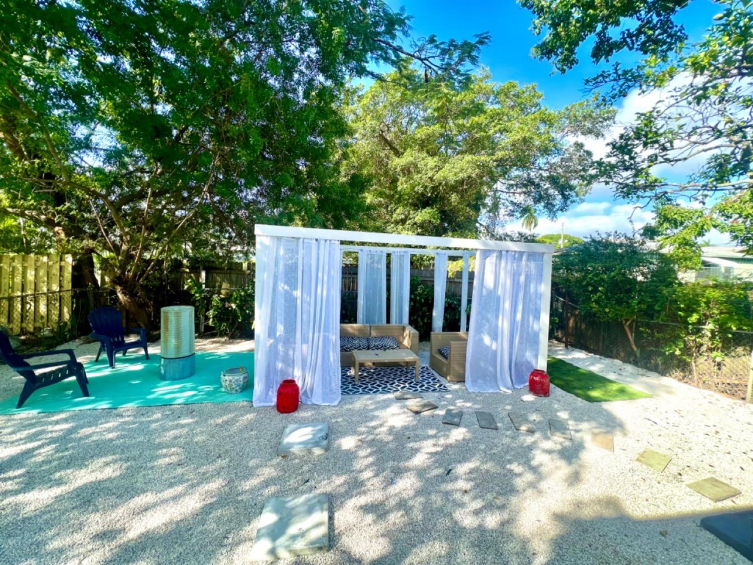 3 Seasons at the Carrington 3 Two Bedroom 1 Bath Apts -6 Bedrooms 3 bathrooms and 3 bedroom 2 bathroom Villa