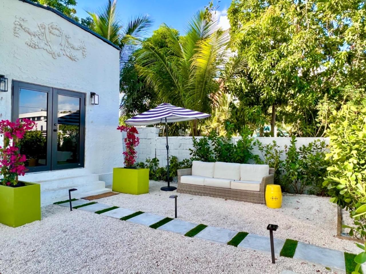 3 Seasons at the Carrington 3 Two Bedroom 1 Bath Apts -6 Bedrooms 3 bathrooms and 3 bedroom 2 bathroom Villa
