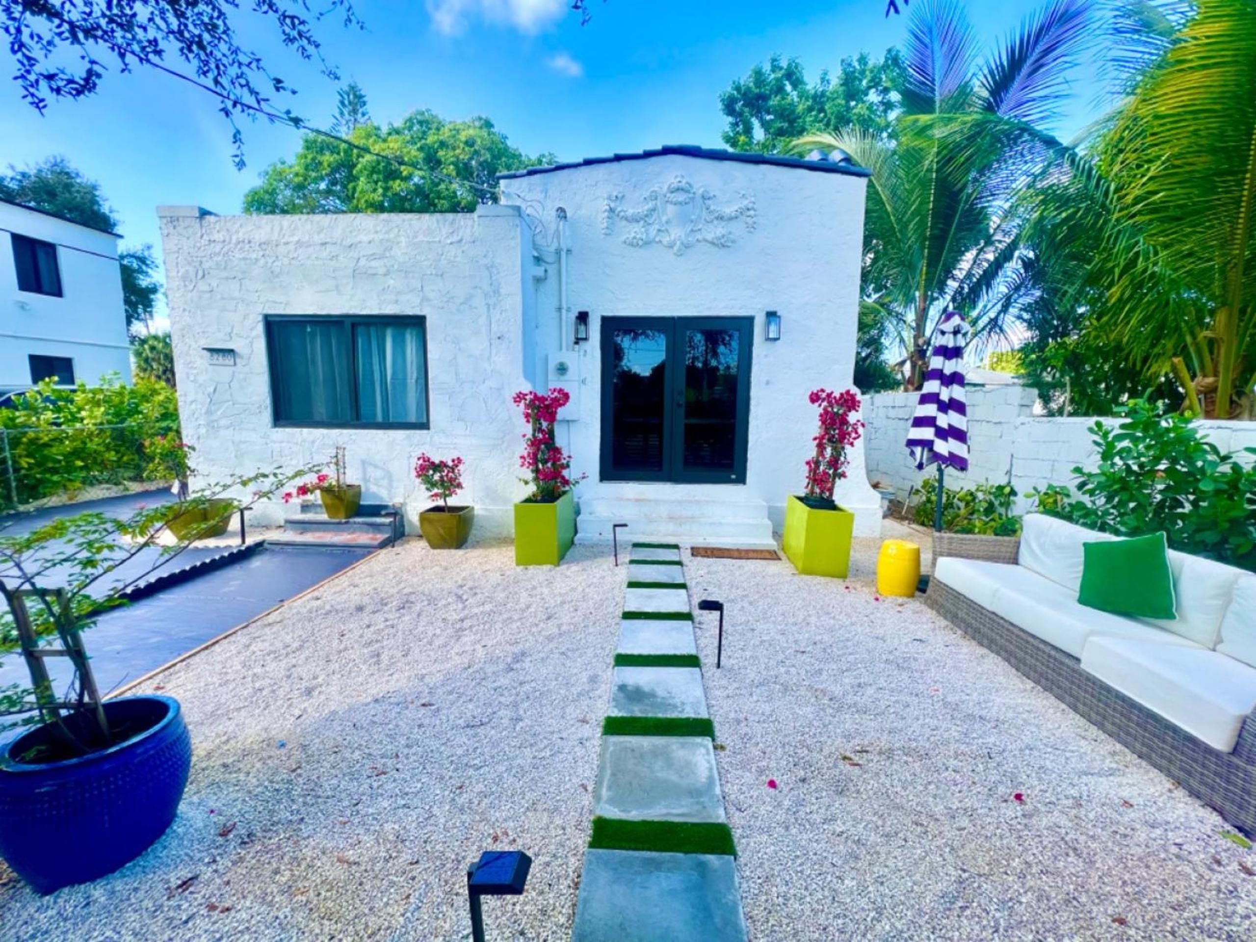 3 Seasons at the Carrington 3 Two Bedroom 1 Bath Apts -6 Bedrooms 3 bathrooms and 3 bedroom 2 bathroom Villa