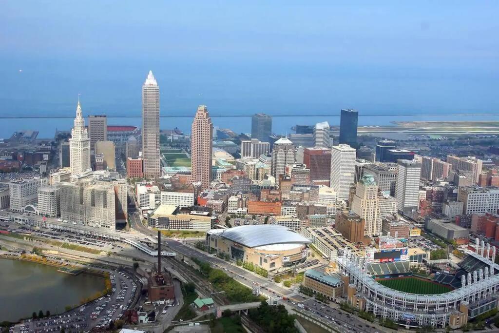 Cozy Cottage 10 mins to DTWN CLE Free Parking view 4