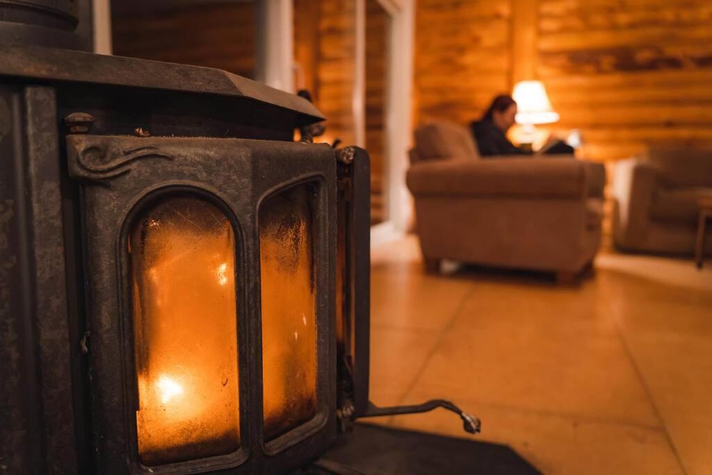 Cozy Lake Loj + Hot Tub & Fire Pit