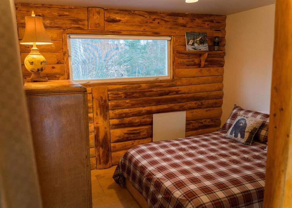 Cozy Lake Loj + Hot Tub & Fire Pit