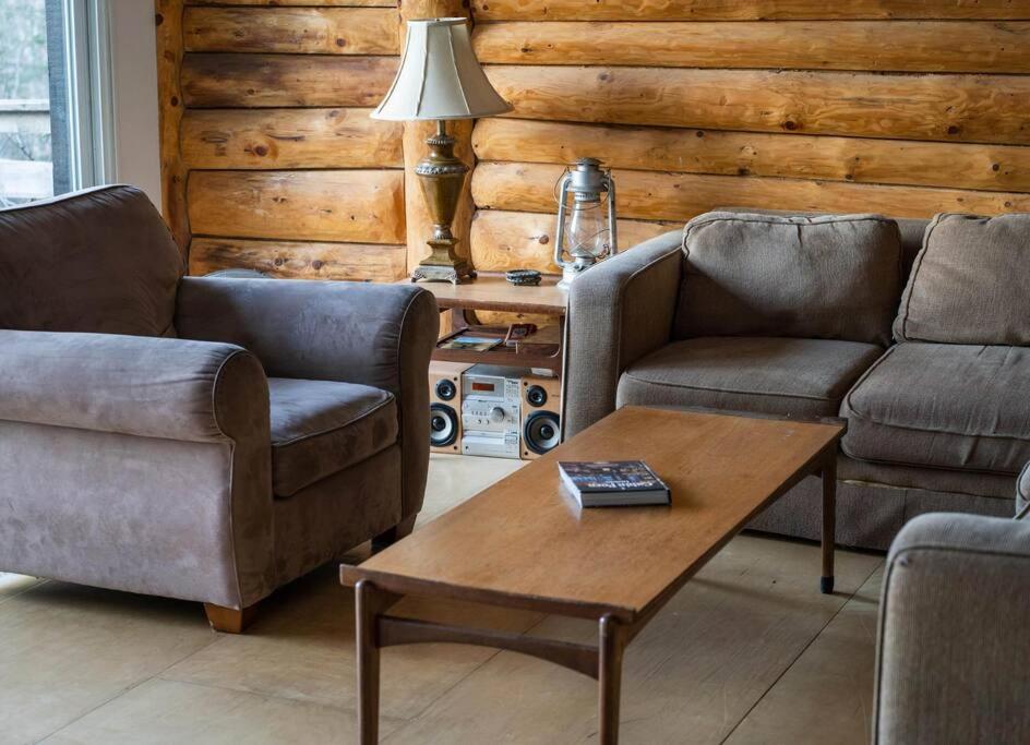 Cozy Lake Loj + Hot Tub & Fire Pit