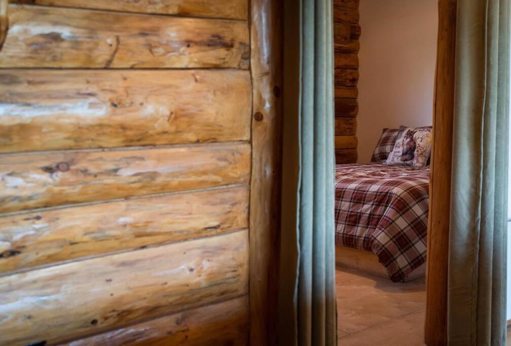 Cozy Lake Loj + Hot Tub & Fire Pit